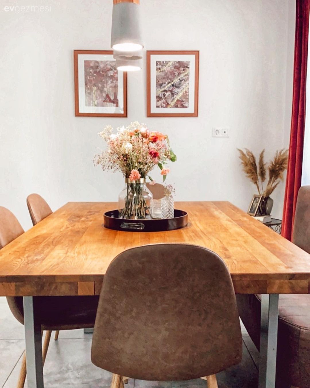 Yemek masası, Sandalye, Ahşap Mobilya, Tablo, Duvar dekorasyonu, Sarkıt, Aydınlatma, Vazo, Ev Aksesuar, Pampas otu