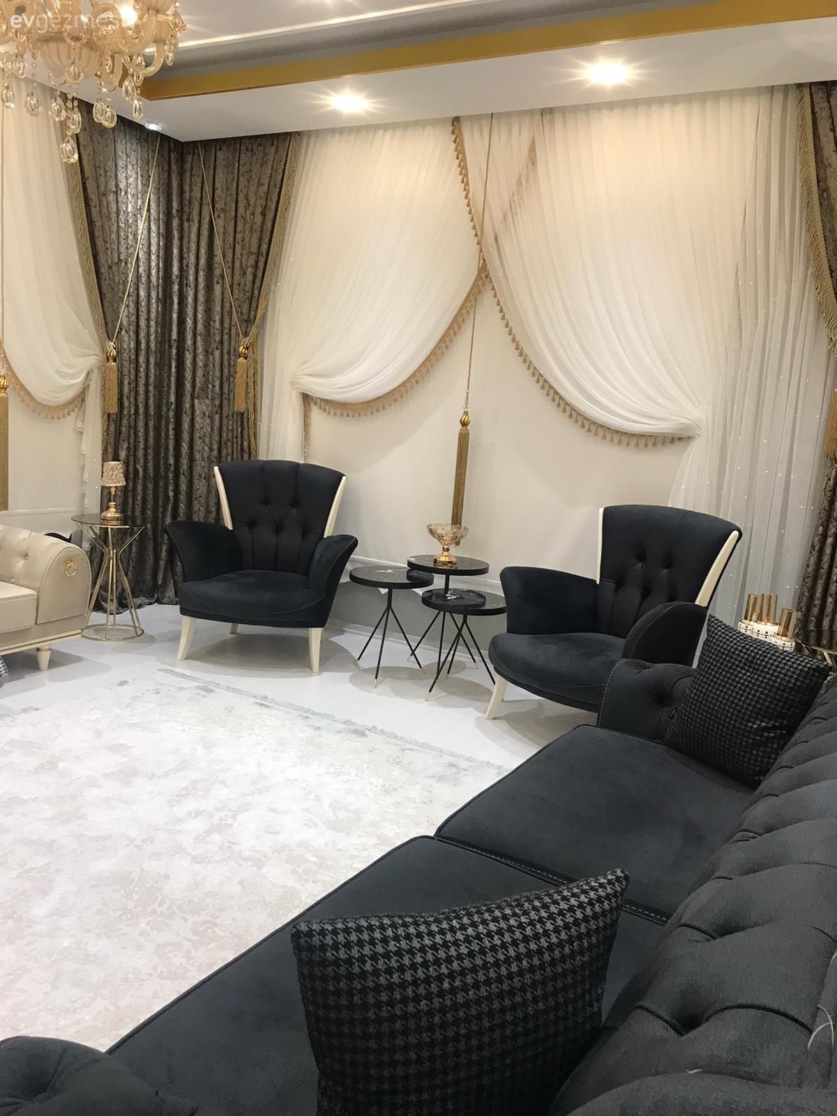 Oturma Odası, Krem, Füme, Kapitoneli koltuk, Koltuk takımı, Berjer, Fon perde, Perde, Tül perde, Led aydınlatma, Aydınlatma, Avize, Altın, Zigon sehpa, Sehpa, Halı, Duvar kağıdı, Duvar dekorasyonu, Kırlent, Ev tekstili