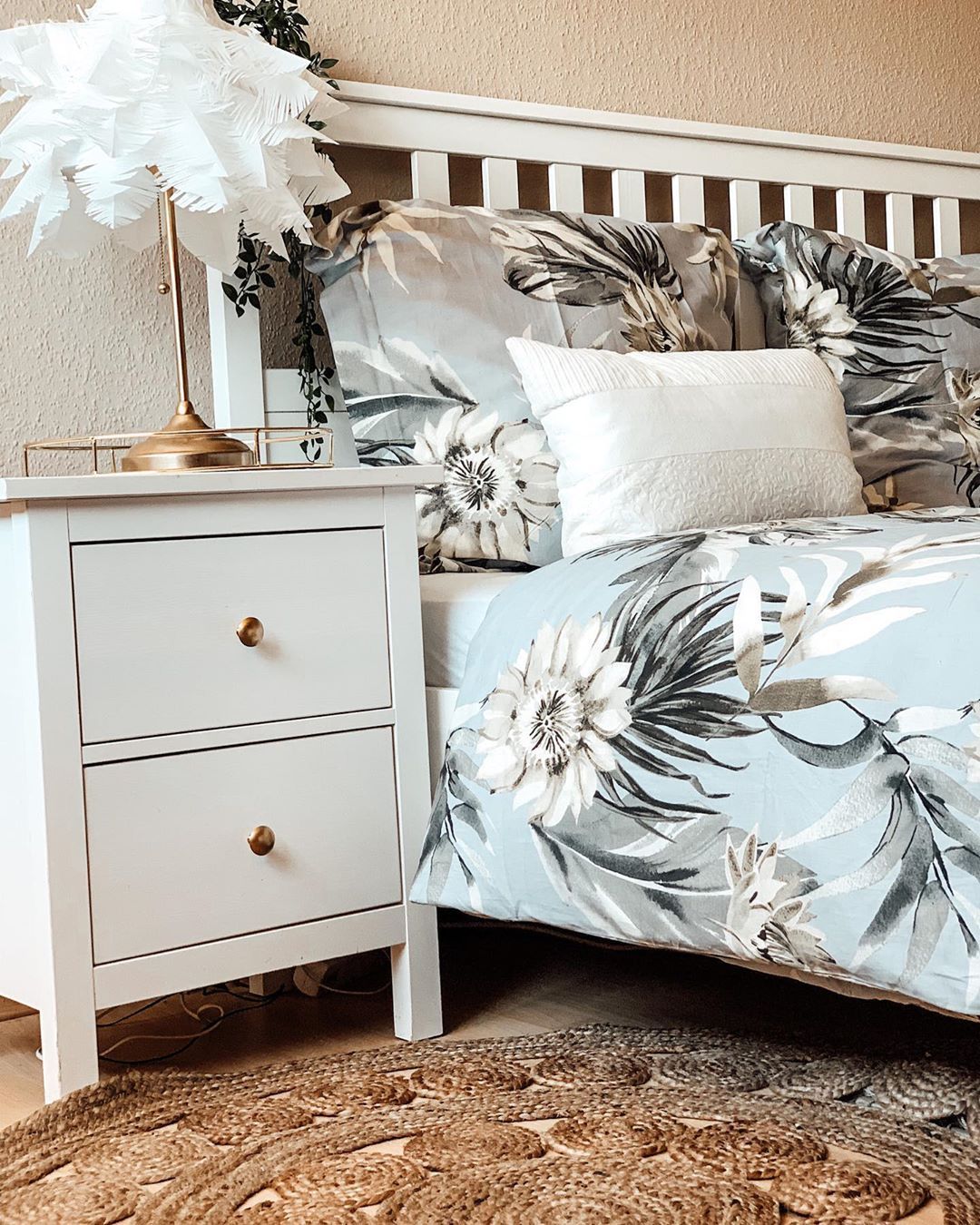 Yatak Odası, Beyaz, Yeşil, Bej, Desenler, Komodin, Abajur, Aydınlatma, Tablo, Duvar dekorasyonu, Jüt halı, Halı, Kırlent, Ev tekstili, Yatak odası duvar dekorasyonu