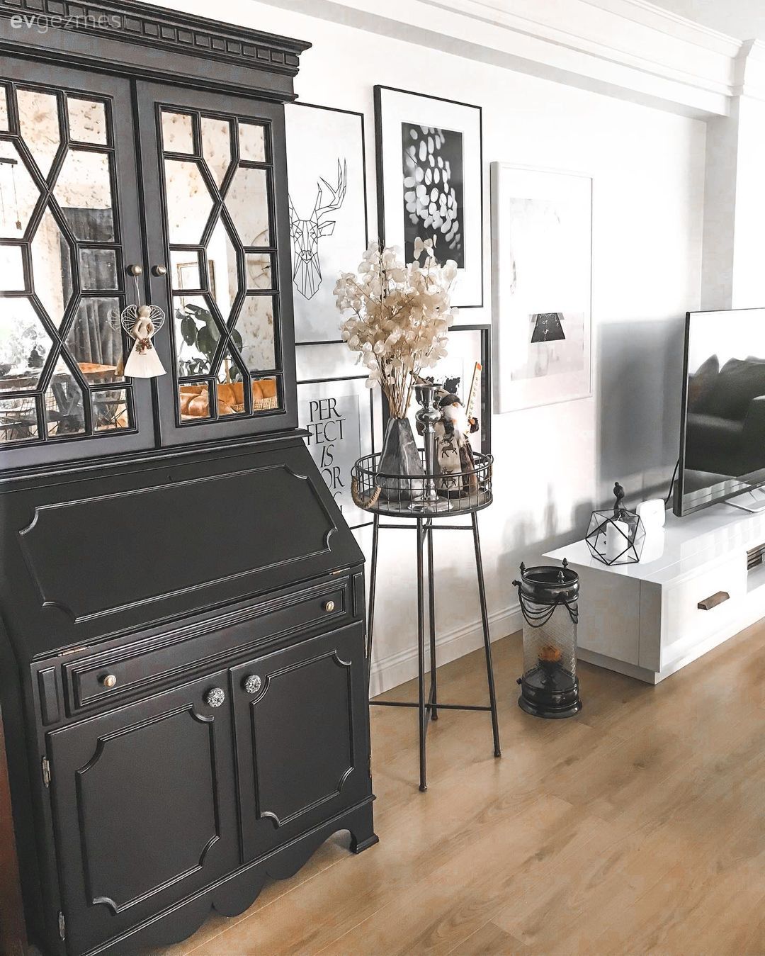 Vitrin, Siyah, Yan sehpa, Sehpa, Tablo, Duvar dekorasyonu, Parke, Tv ünitesi, Beyaz, Fener, Ev Aksesuar