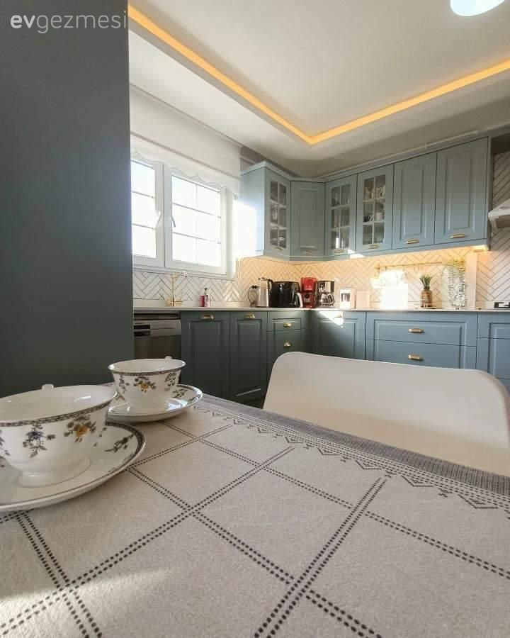 Mutfak, Yeşil mutfak, Yeşil, Beyaz, Gri, Mutfak tezgahı, Mutfak tezgah arası, Tezgah arası seramik, Mutfak aksesuarları, Sandalye, Mutfak masası, Mutfak halısı, Mutfak Avize Modelleri, Davlumbaz, Mutfak rafı, Mutfak perdesi