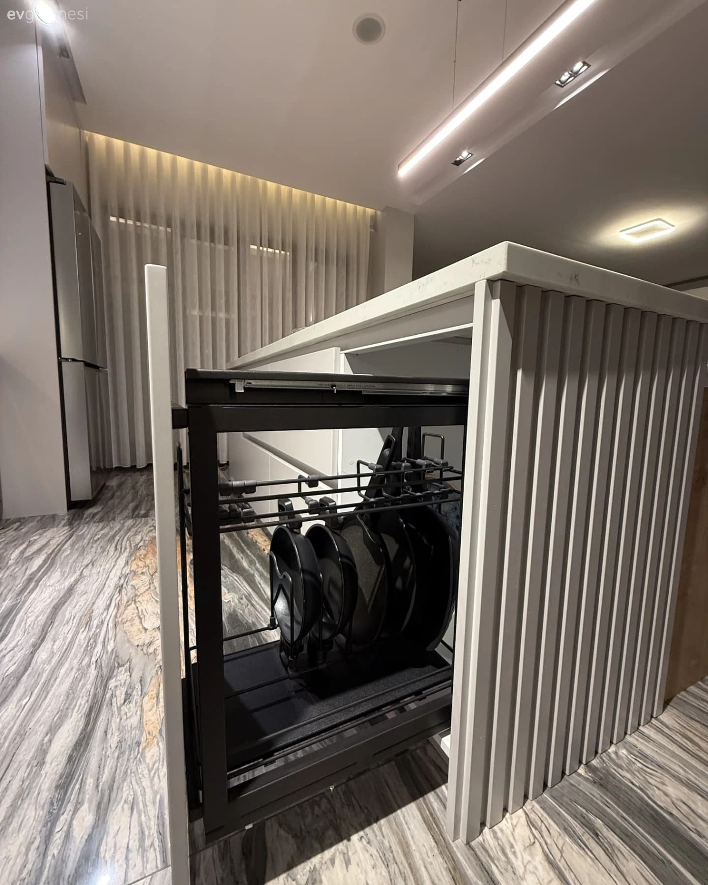 Kademeli Kulpsuz Dolaplar Bu Mutfağın Akıcı Görünmesini Sağlamış