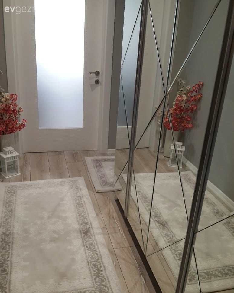 Antre, Ayna kapaklı vestiyer, Ayna