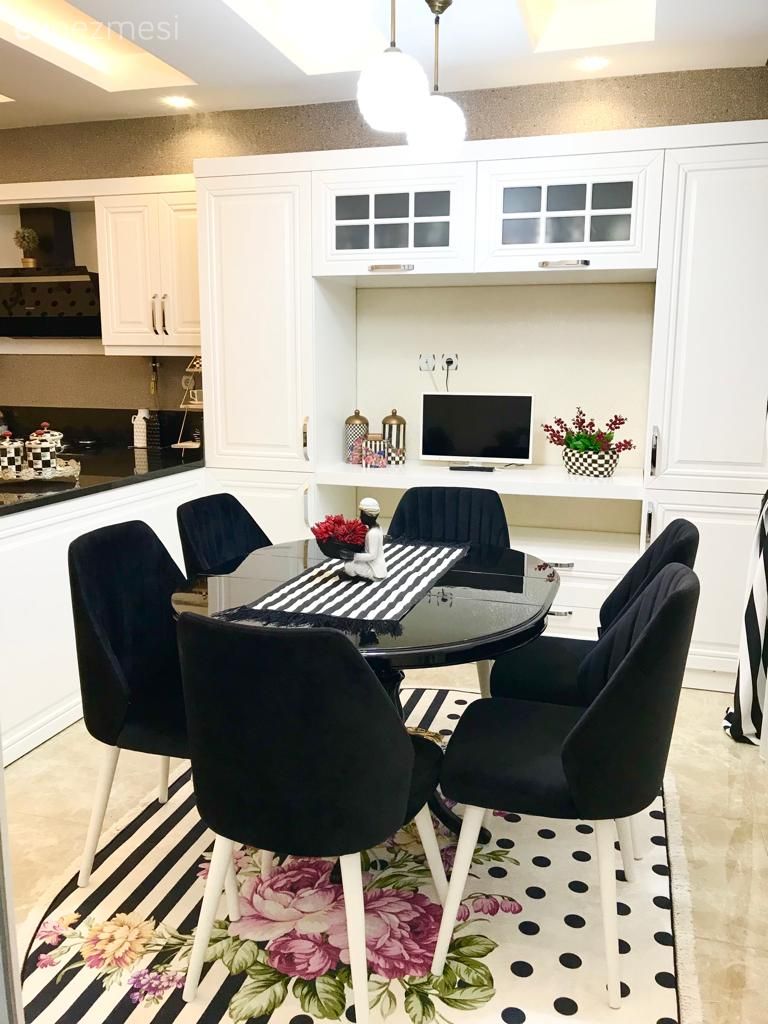 Mutfak, Beyaz, Siyah, Mutfak tezgahı, Siyah tezgah, Sandalye, Mutfak masası, Mutfak halısı, Ekstra mutfak dolabı, Mutfak Avize Modelleri, Led aydınlatma, Aydınlatma, Tavan dekorasyon, Çiçekli desen, Desenler, Mutfak köşesi