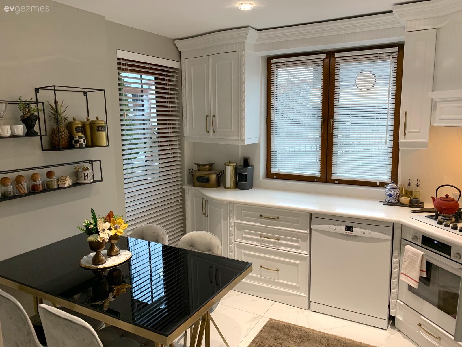 Mutfak, Beyaz, Siyah, Altın, Beyaz mutfak, Mutfak tezgahı, Mutfak tezgah arası, Tezgah arası seramik, Mutfak perdesi, Mutfak rafı, Mutfak masası, Sandalye