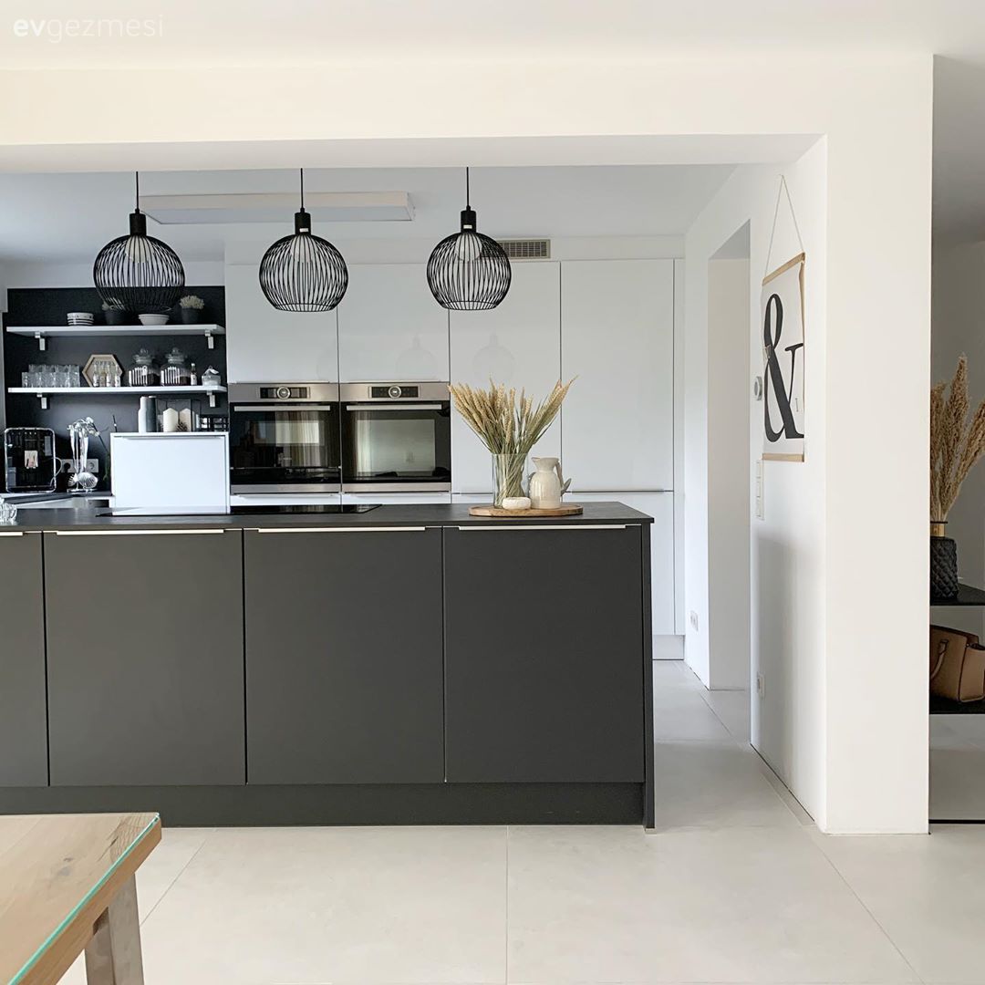 Amerikan Mutfak, Mutfak, Siyah, Beyaz, Kulpsuz mutfak dolabı, Mutfak Avize Modelleri, Ankastre, Mutfak tezgahı, Mutfak tezgah arası, Ada mutfak, Vazo, Ev Aksesuar, Tablo, Duvar dekorasyonu