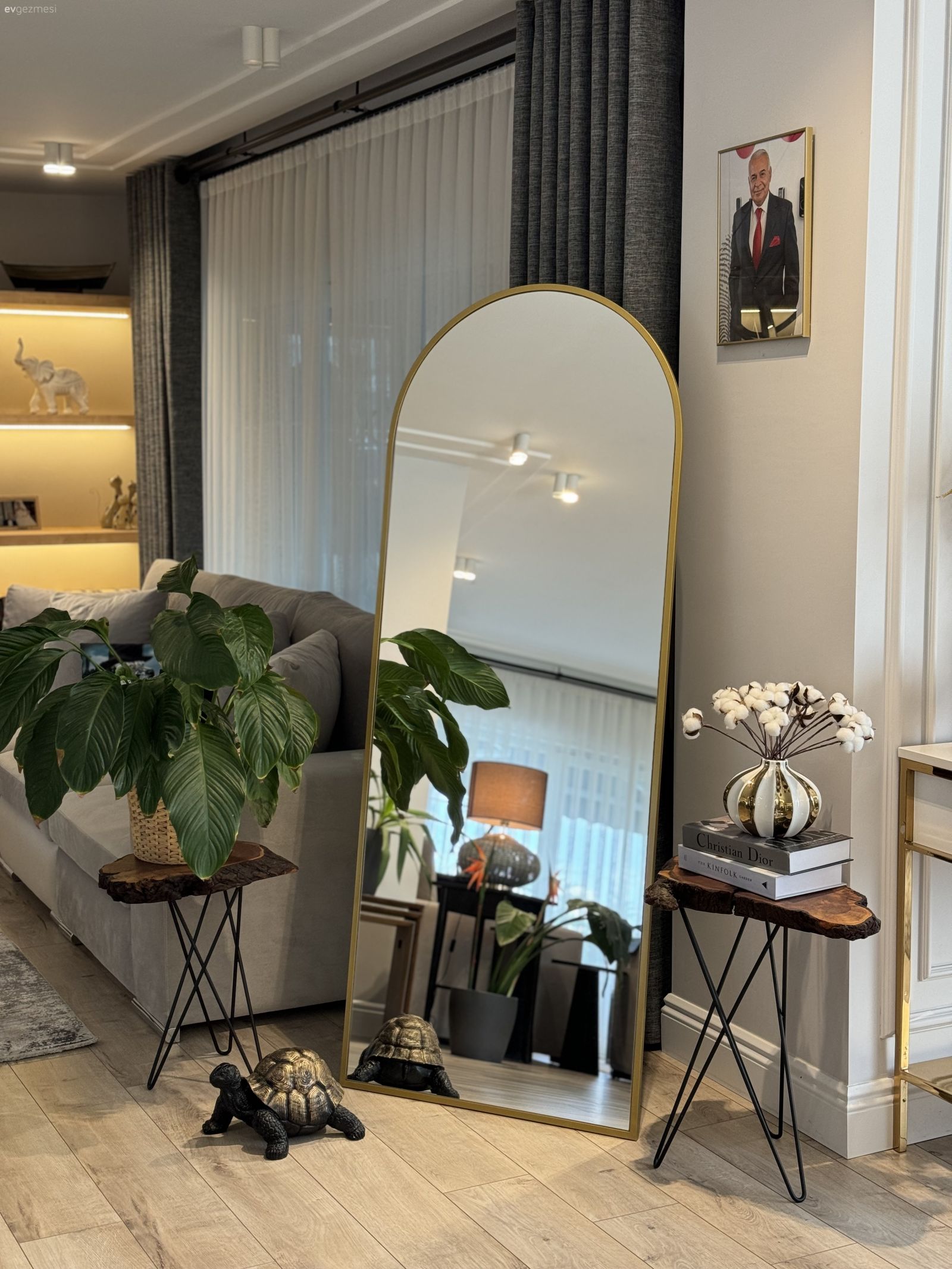 Salon, Modern, Beyaz, Siyah, Gri, Koltuk takımı, Fon perde, Perde, Tül perde, Ev bitkisi, Boy aynası, Ayna, Yan sehpa, Sehpa, Dekoratif Objeler, Vazo, Ev Aksesuar