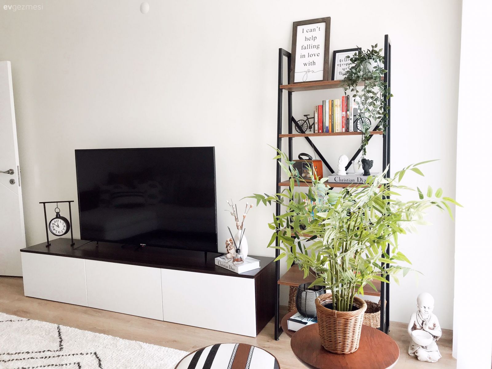 Tv ünitesi, Tv ünitesi aksesuarları, Ev Aksesuar, Açık raf, Duvar rafı, Ev bitkisi, Saksı, Yan sehpa, Sehpa