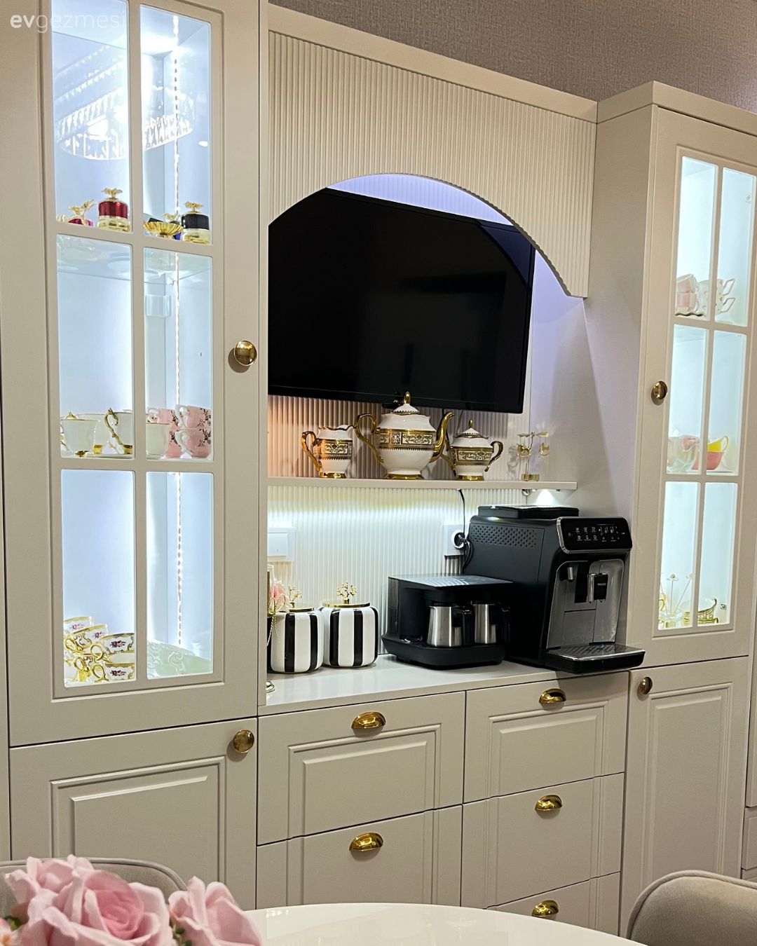 Mutfak, Kahve köşesi, Beyaz, Krem, Bej, Altın, Cam kapaklı dolap, Shaker kapaklı dolaplar