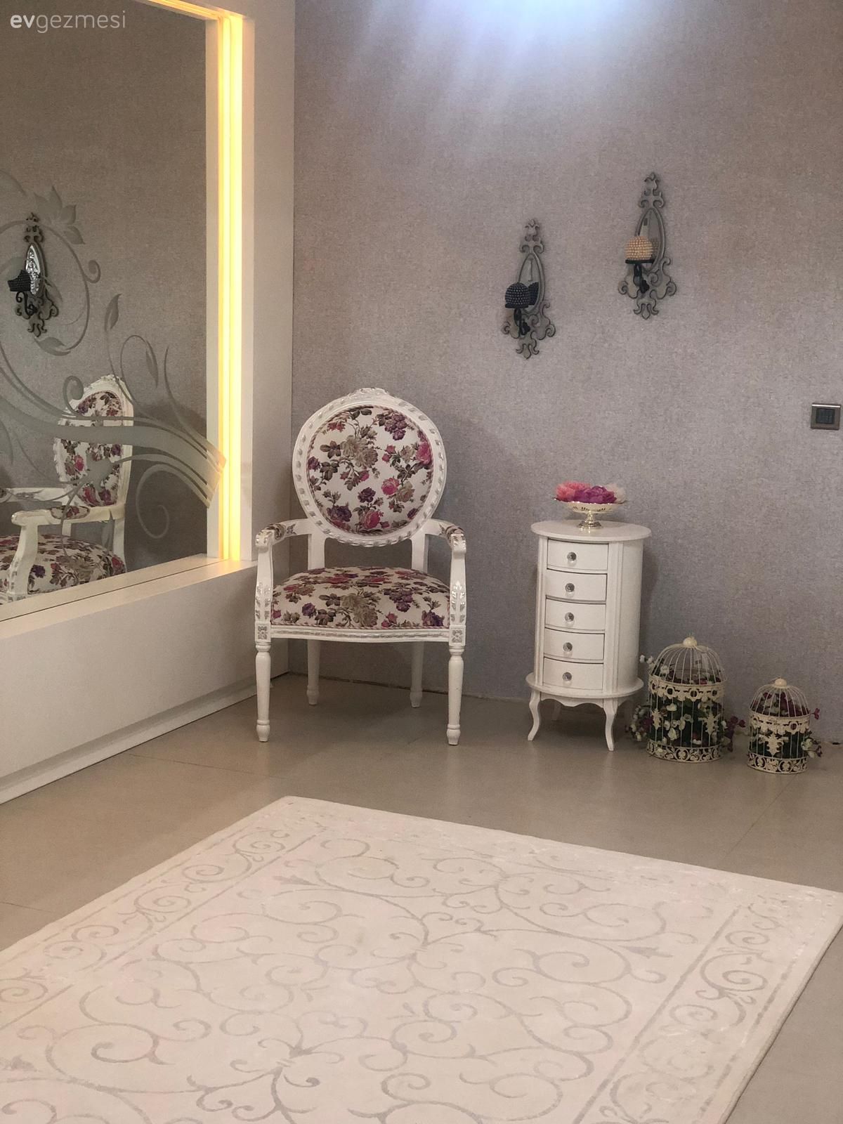 Antre, Beyaz, Berjer, Çiçekli desen, Desenler, Dresuar, Duvar ayna kaplama, Ayna, Ferforje, Duvar dekorasyonu, Tavan dekorasyon, Metal duvar aksesuarı, Antre halısı, Halı