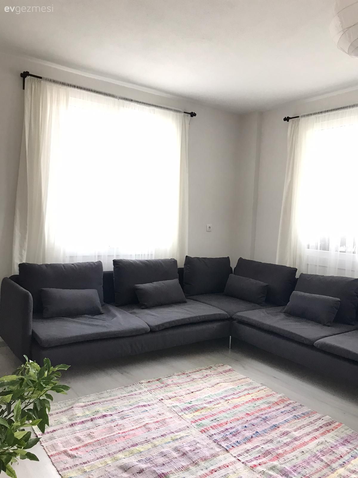 Salon, Bohem Dekorasyon, Köşe koltuk, Koltuk takımı, Gri, Halı, Salon halısı, Kilim, Ev bitkisi, Duvar rafı, Duvar dekorasyonu, Beyaz