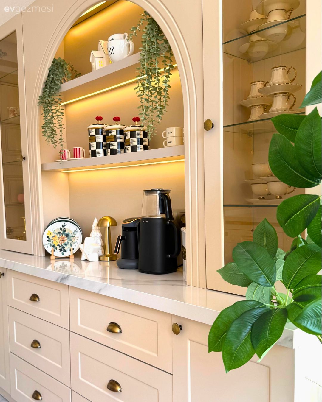 Mutfak, Modern, Country, Bej, Vizon, Krem, Beyaz, Shaker kapaklı dolaplar, Altın, Mutfak tezgahı, Mutfak tezgah arası, Avize, Aydınlatma, Mutfak Avize Modelleri, Kahve köşesi, Mutfak aksesuarları