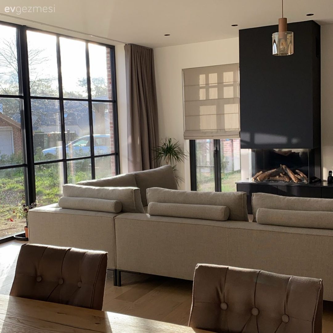 Kocaman Pencereleri Olan Bu Ev Hem Dışıyla Hem de İçiyle İlham Verici