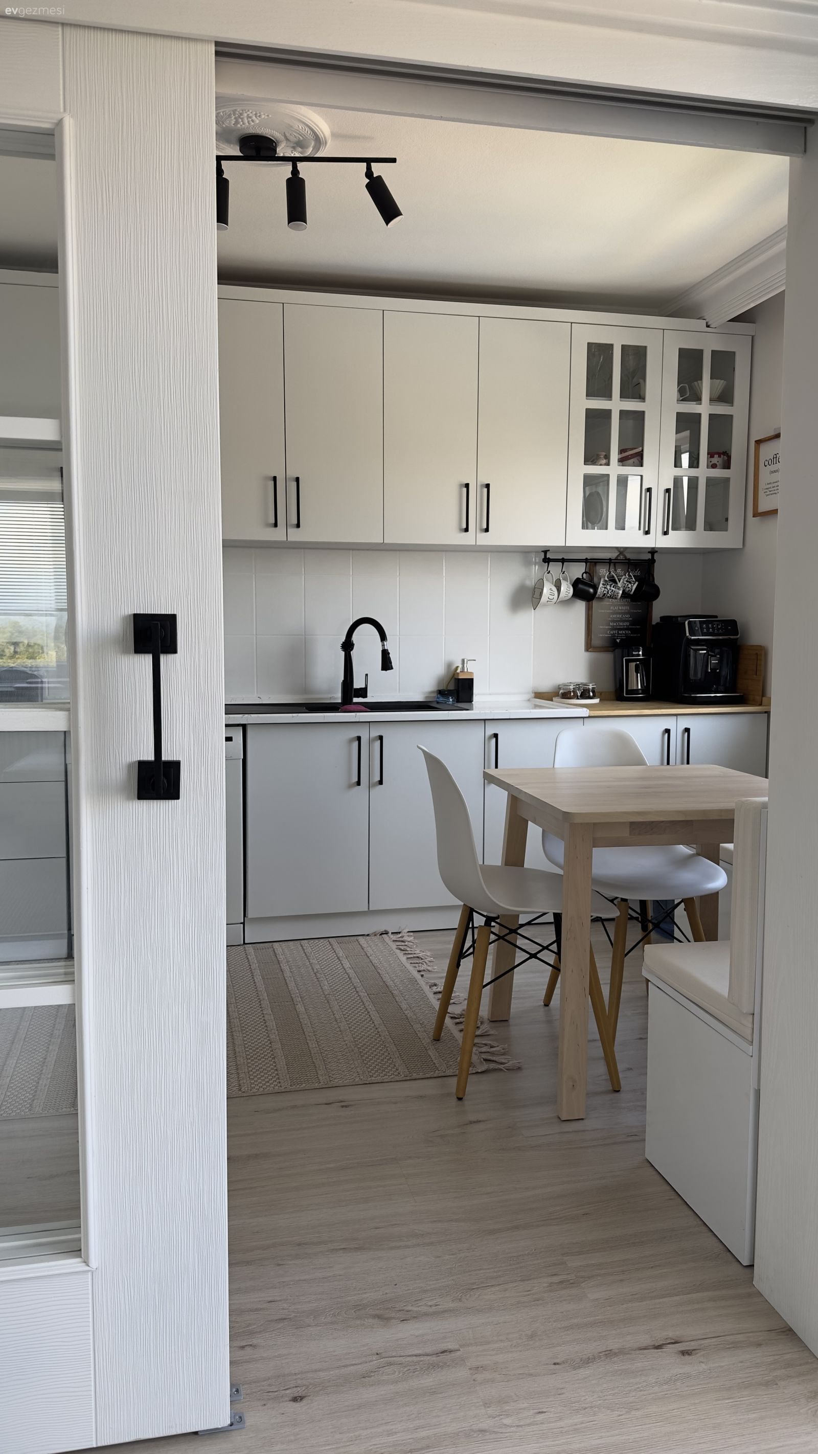 Pencerenin Etrafında Koca Kitaplık: İyi Fikirlerle Dolu Zonguldak Evi!