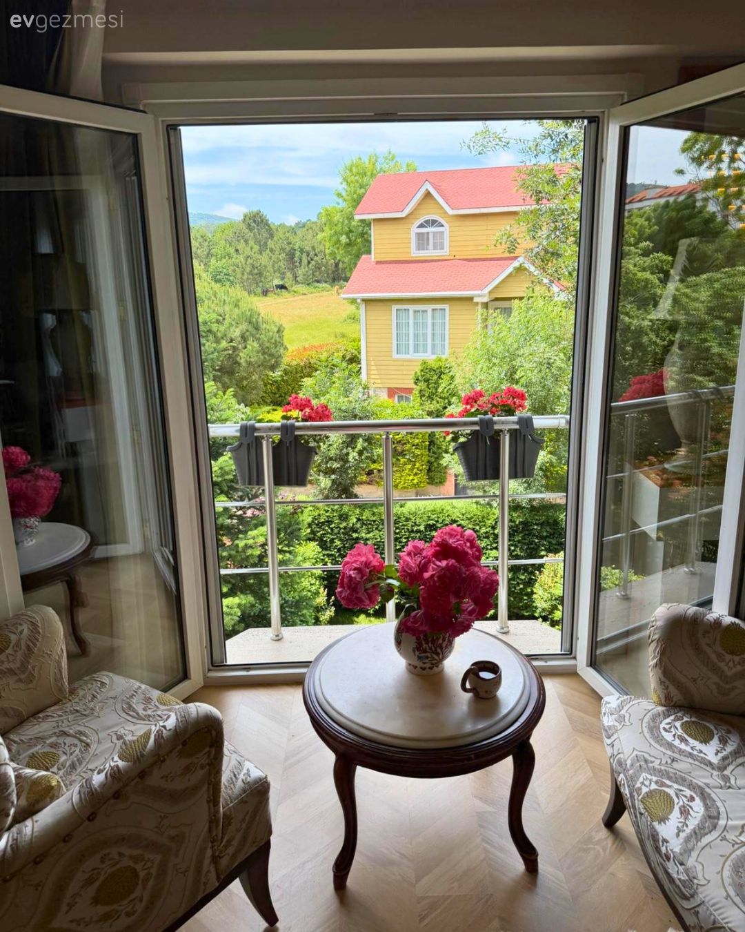 Salon, Balkon, Manzaralı evler, Krem, Kahverengi, Yan sehpa, Sehpa