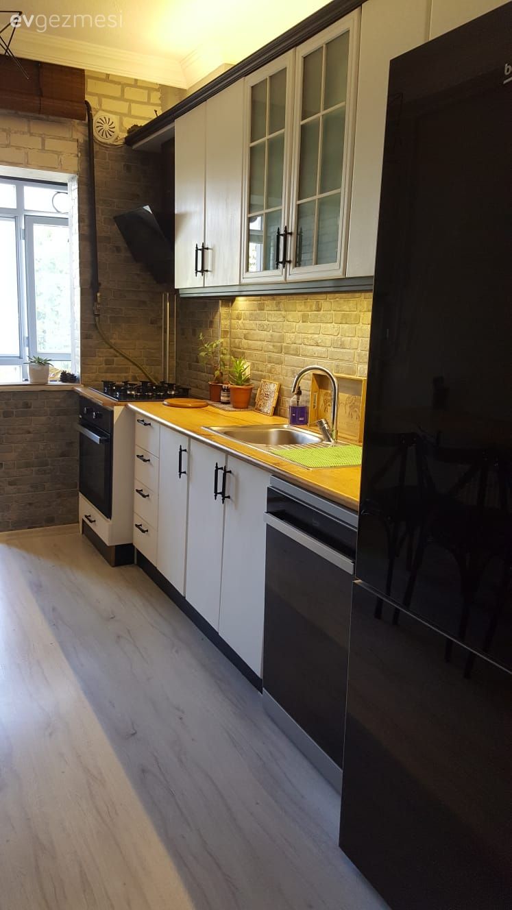 Koridor tipi mutfak, Mutfak, Rustik mutfak, Beyaz, Siyah, Ahşap mutfak tezgahı, Mutfak tezgahı, Mutfak tezgah arası, Taş duvar, Duvar dekorasyonu, Parke, Davlumbaz