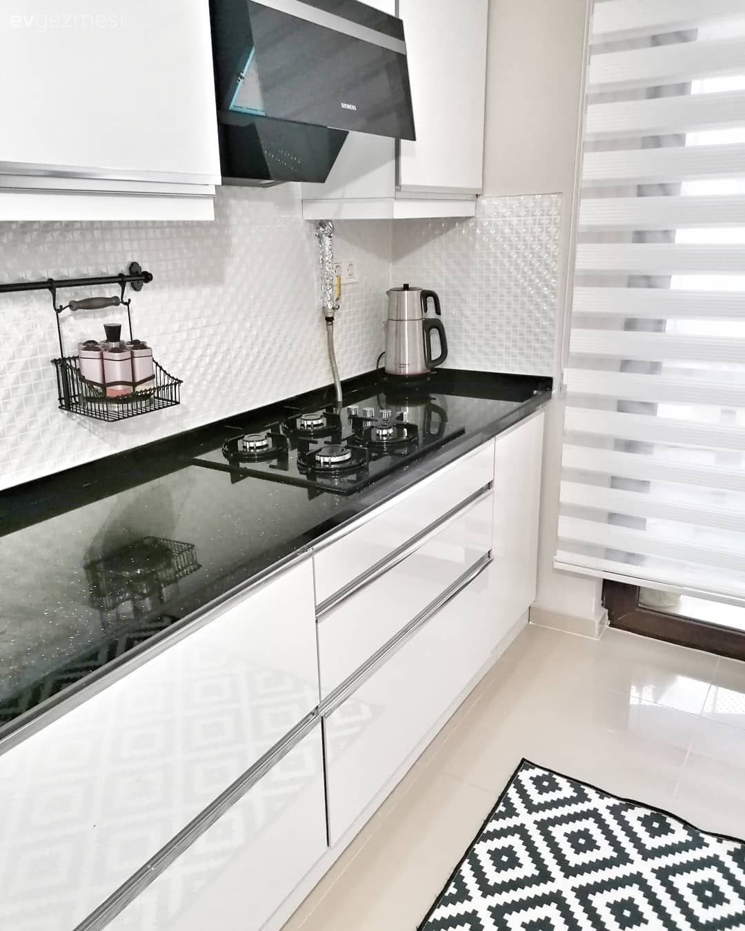 Mutfak, Beyaz mutfak, Siyah tezgah, Mutfak tezgahı, Mutfak tezgah arası, Siyah, Beyaz, Mutfak halısı, Modern mutfak, Zebra Perde, Perde, Mutfak perdesi, Çiçeklik, Ankastre, Davlumbaz