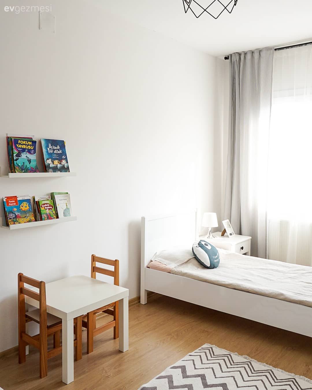 Çocuk Odası, Beyaz, Gri, Geometrik desen, Desenler, Çocuk odası çalışma masası, Sandalye, Fon perde, Perde, Tül perde, Çocuk odası halısı, Halı