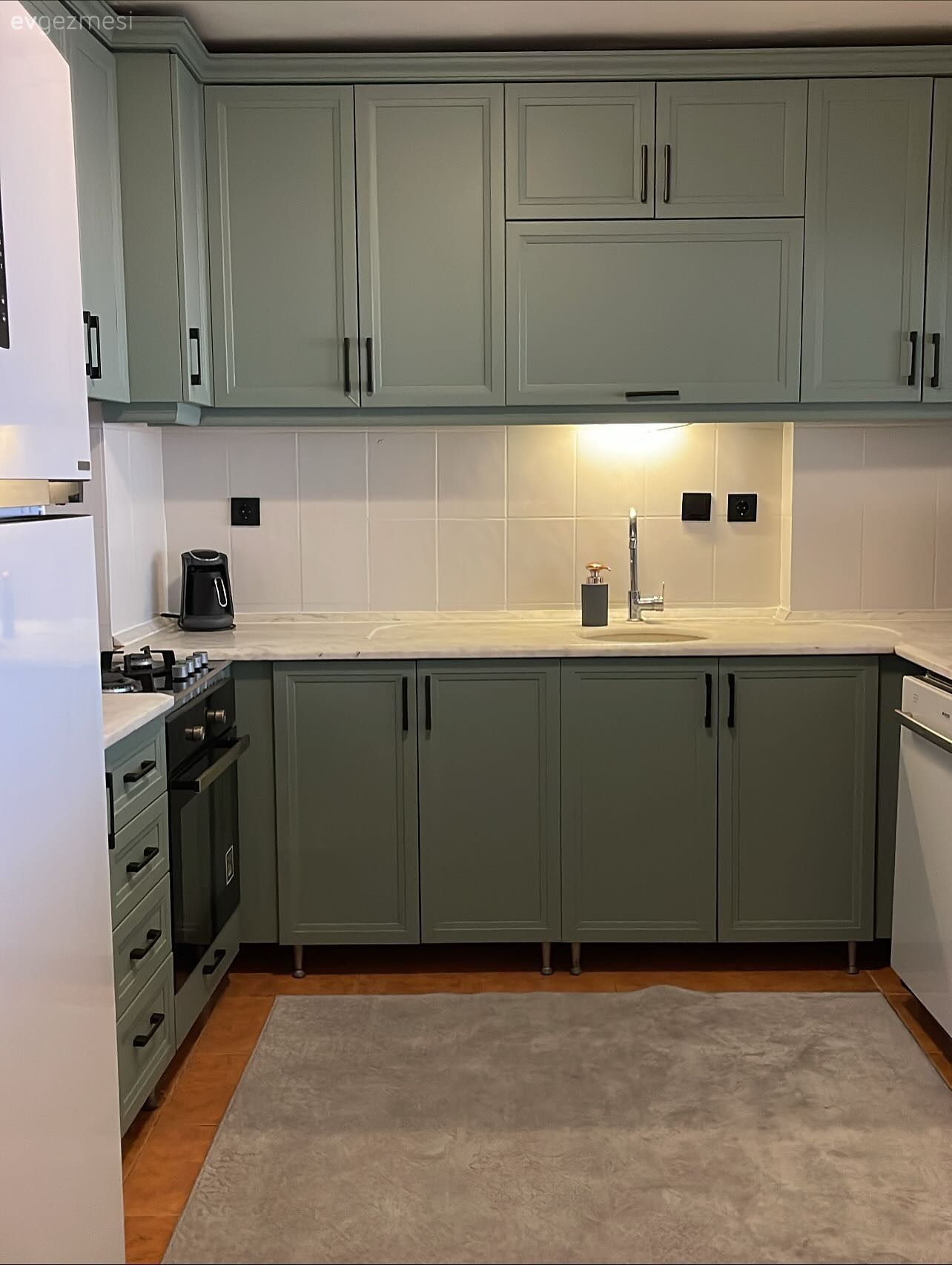 Mutfak, Mavi, Beyaz, Shaker kapaklı dolaplar, Mutfak tezgahı, Mutfak tezgah arası, Mutfak boyama, Mobilya boyama
