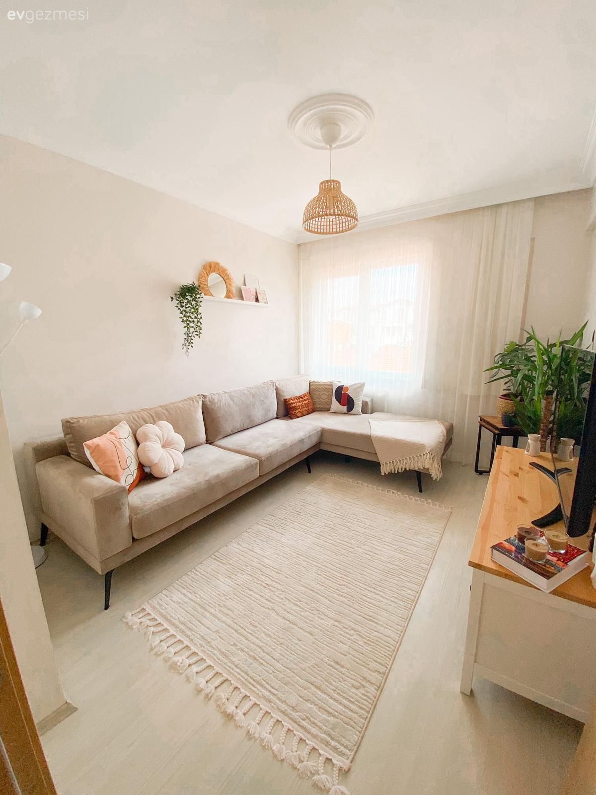 Oturma Odası, Bohem Dekorasyon, Krem, Bej, Beyaz, Köşe koltuk, Koltuk takımı, Fon perde, Perde, Tül perde, Halı, Kırlent, Ev tekstili, Duvar rafı, Duvar dekorasyonu, Tv ünitesi, Tv ünitesi aksesuarları, Ev Aksesuar, Ev bitkisi