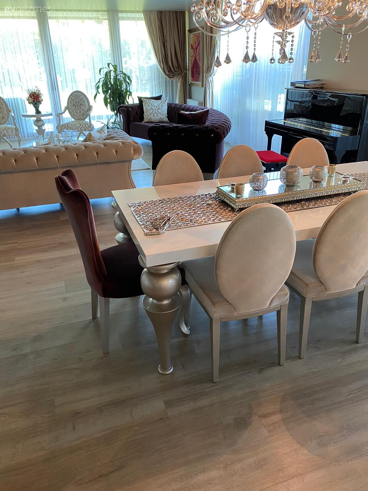 Yemek masası, Avangart, Beyaz, Mor, Bej, Sandalye, Avize, Aydınlatma, Yemek odası avizesi, Koltuk takımı, Kapitoneli koltuk, Aynalı tepsi, Aynalı aksesuar, Runner, Ev tekstili, Mumluk, Ev Aksesuar, Gümüş