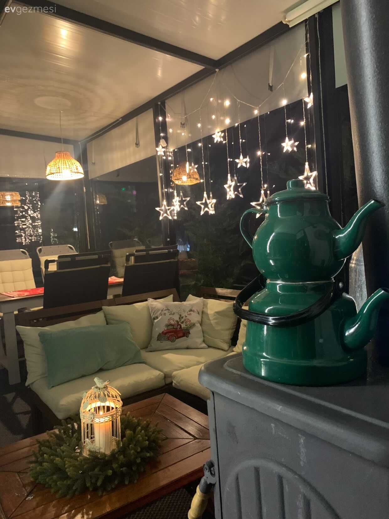 Karavan Parkının İçinde Bir Küçük Kulübe: Gezgin Ailenin Kış Bahçesi