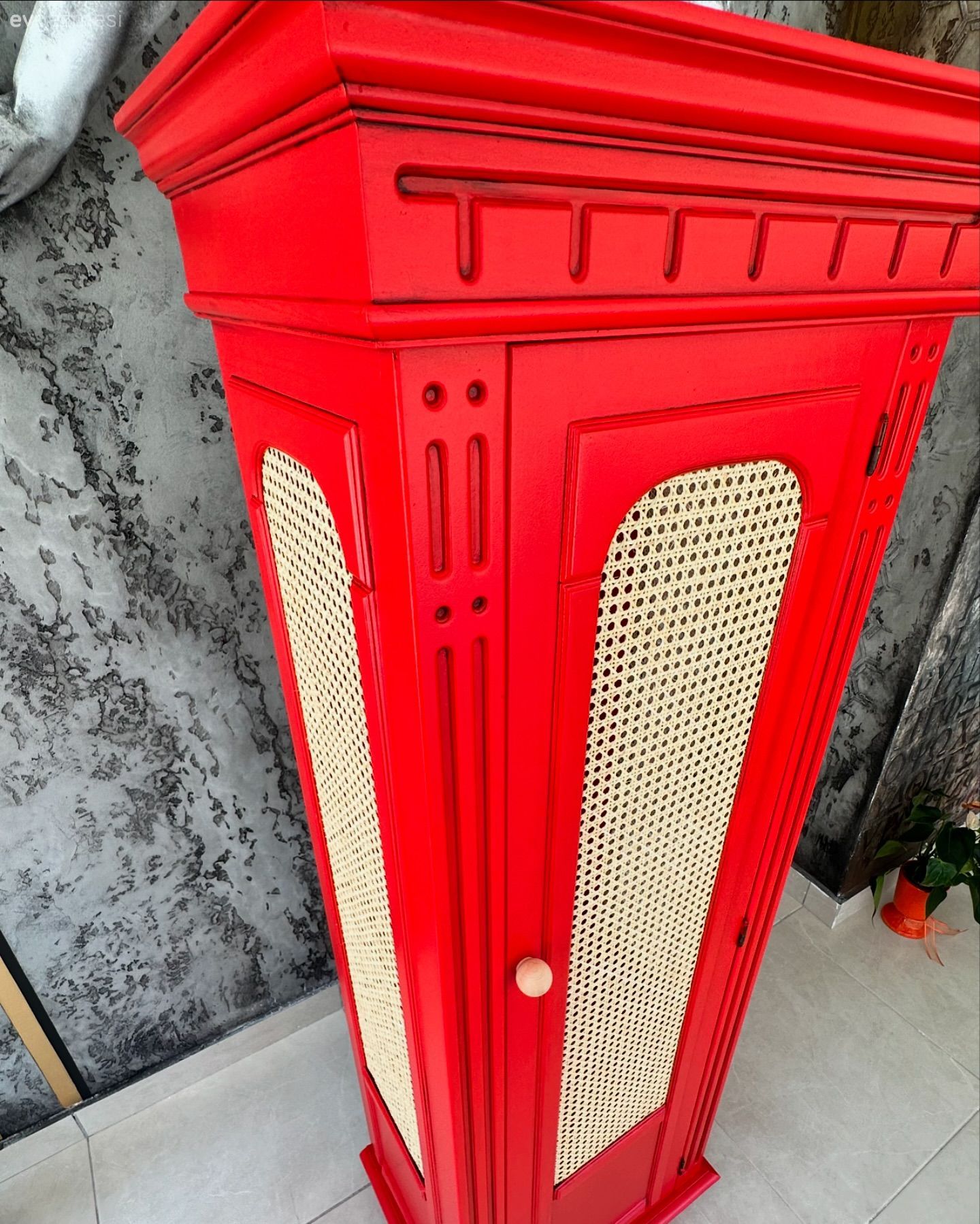 Öncesi&Sonrası: Sıradan Kahverenginden Enerjik Tonlara Geçen Dolaplar!