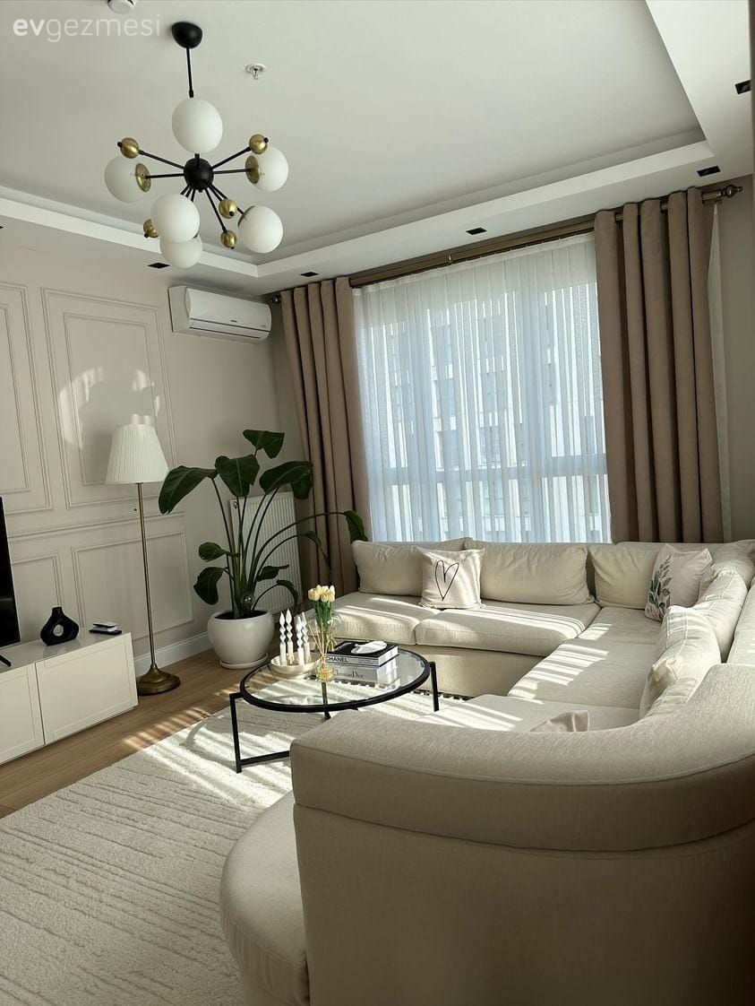 Bu İstanbul Evinde Açık Renkler ve Cam Yüzeyler Ferahlık Kaynağı!