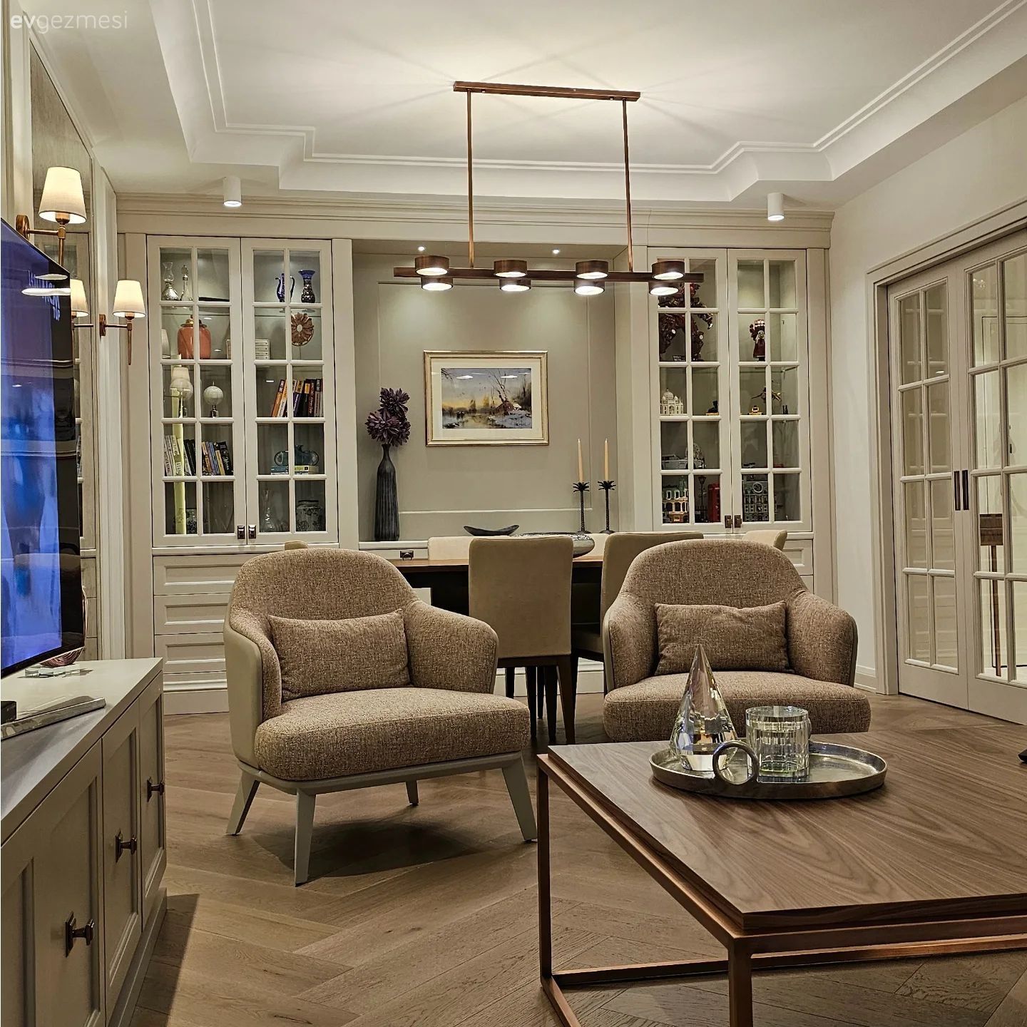 Salon, Krem, Bej, Beyaz, Vizon, Vitrin, Aplik, Aydınlatma, Berjer, Parke, Orta sehpa, Sehpa, Tv ünitesi, Tv ünitesi aksesuarları, Ev Aksesuar, Dekoratif Objeler, Şamdan, Tablo, Duvar dekorasyonu, Kapı 