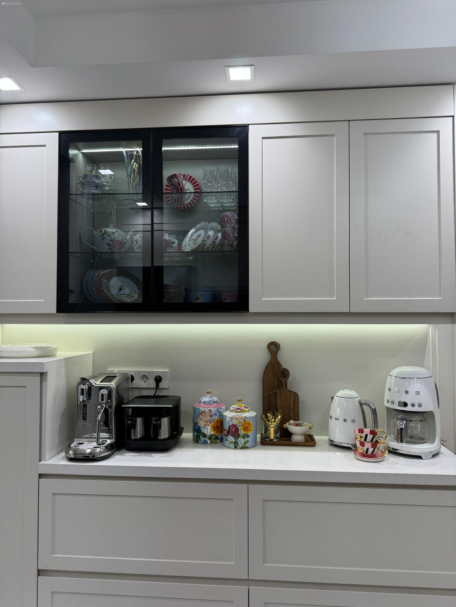 Bu İzmir Evinde Modern Stil Aynalar Eşliğinde Seviliyor!