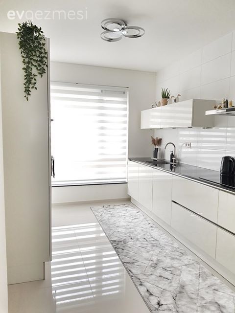 Mutfak, Beyaz mutfak, Modern mutfak, Zebra Perde, Perde, Mutfak perdesi, Kulpsuz mutfak dolabı, Mutfak tezgahı, Mutfak tezgah arası, Mutfak halısı, Halı, Mutfak Avize Modelleri, Mutfak aksesuarları