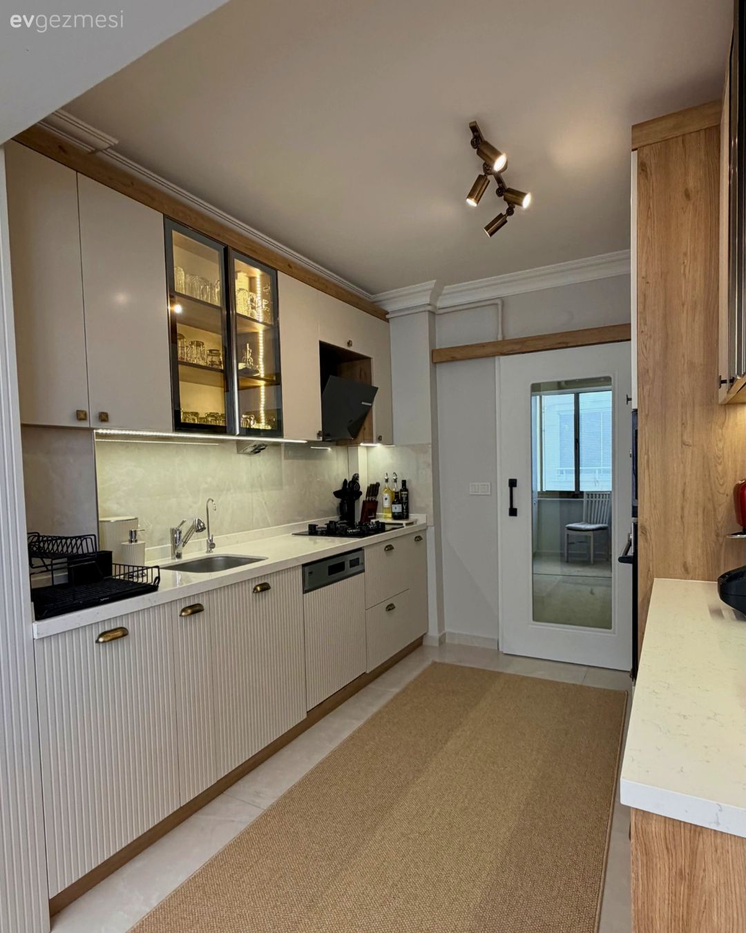 Balkonla Birleşen Bu Mutfakta Yeni  Görüntü Daha İşlevsel