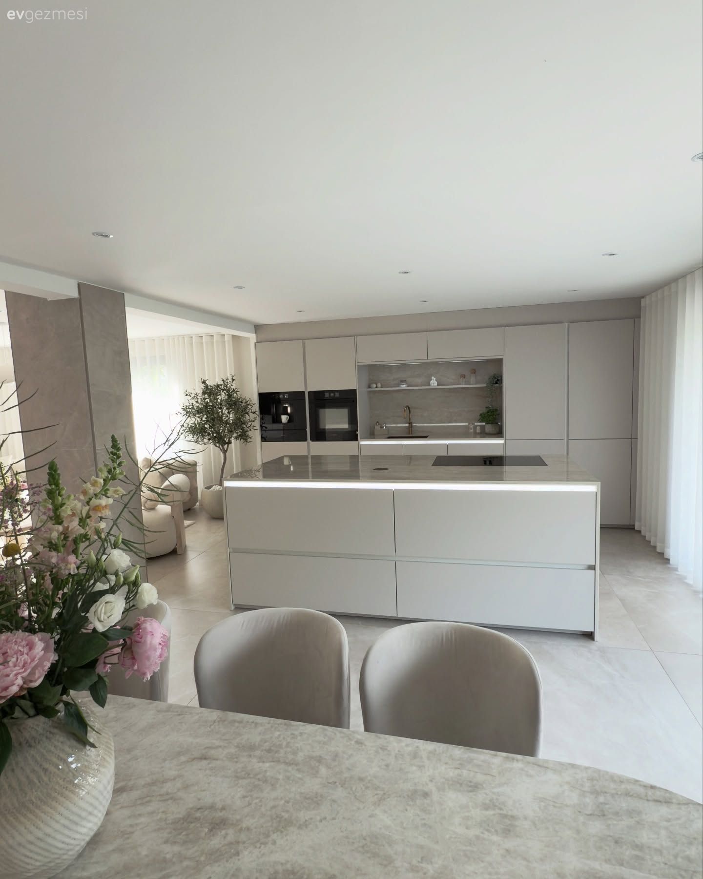 Bu Açık Konsept Evde Modern Tarzın Sevdiği Birçok Detay Var