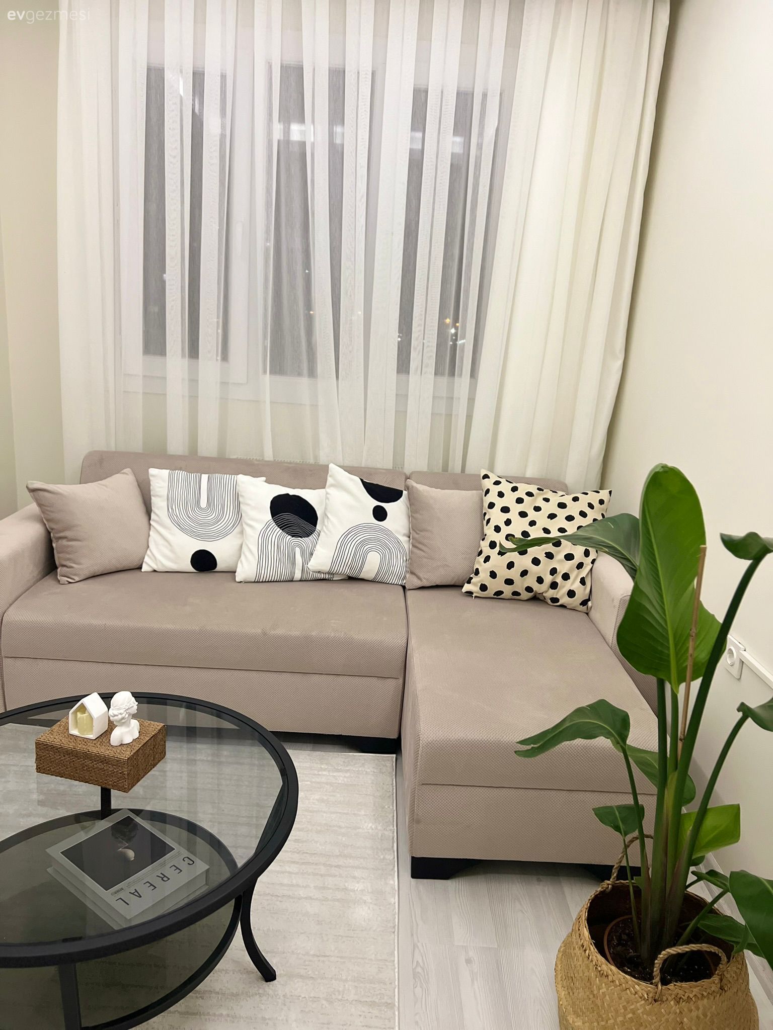 Bu Adana Evinde Modern İç Tasarım Öğeleri Belirgin