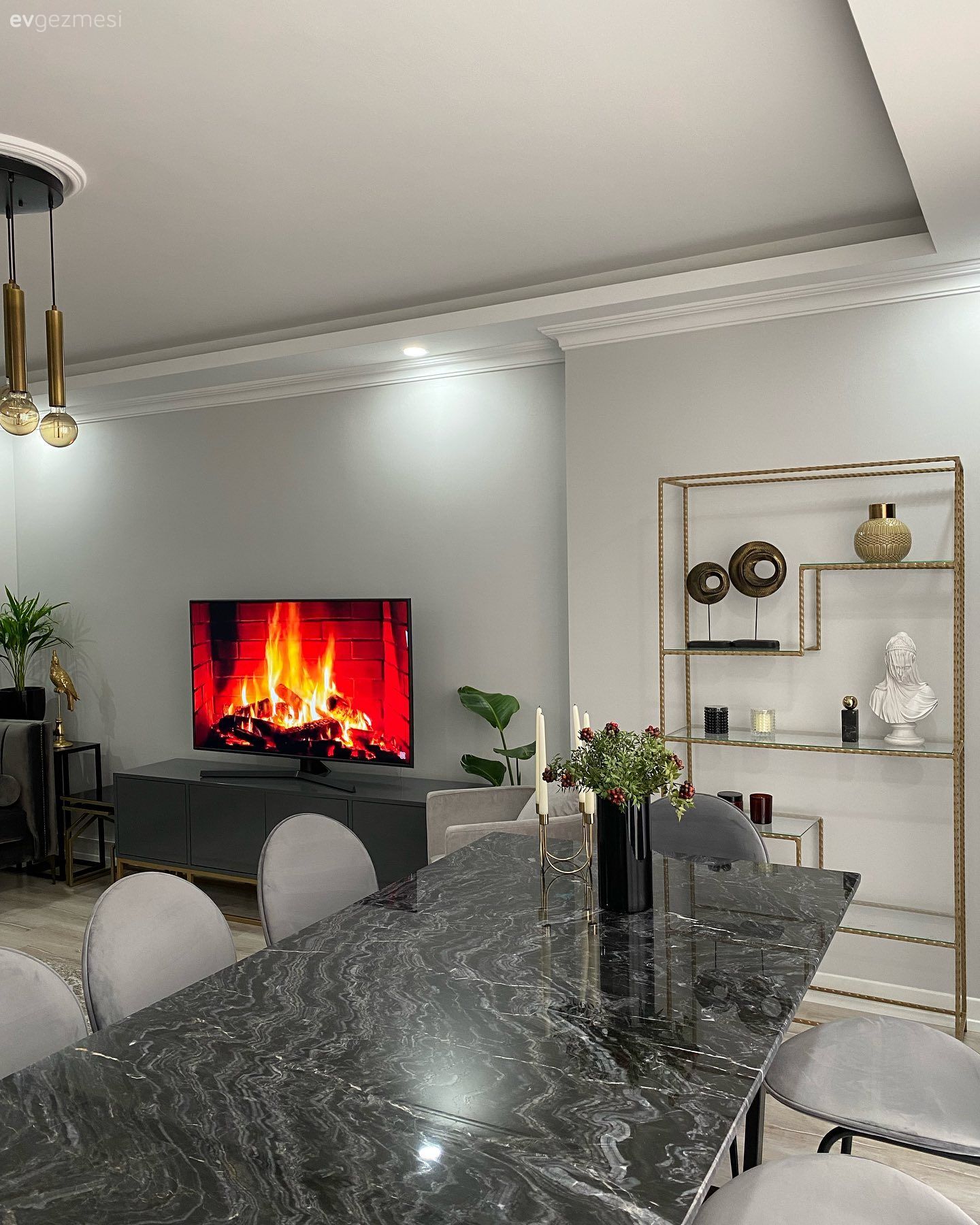 Bu Dikdörtgen Salonda Gri Rengin Etkisi Fazla!