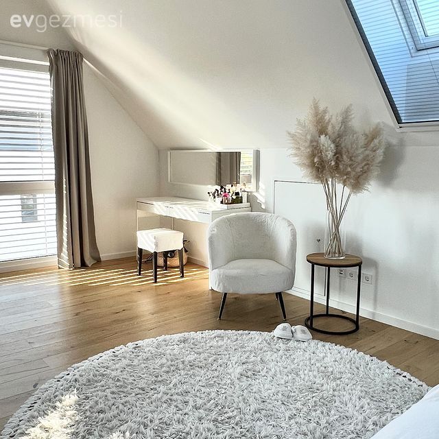 Bu Müstakil Evde Beyaz ve Ahşap Arasından Su Sızmıyor