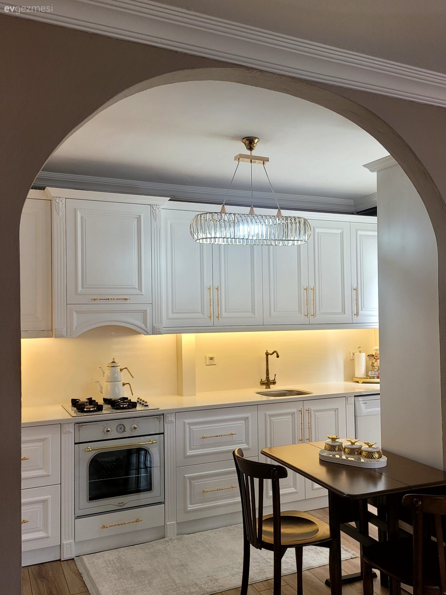 Mutfak, Country, Beyaz, Beyaz mutfak, Shaker kapaklı dolaplar, Mutfak tezgahı, Mutfak tezgah arası, Porselen tezgah, Ankastre, Jaluzi, Sandalye, Mutfak masası, Mutfak Avize Modelleri