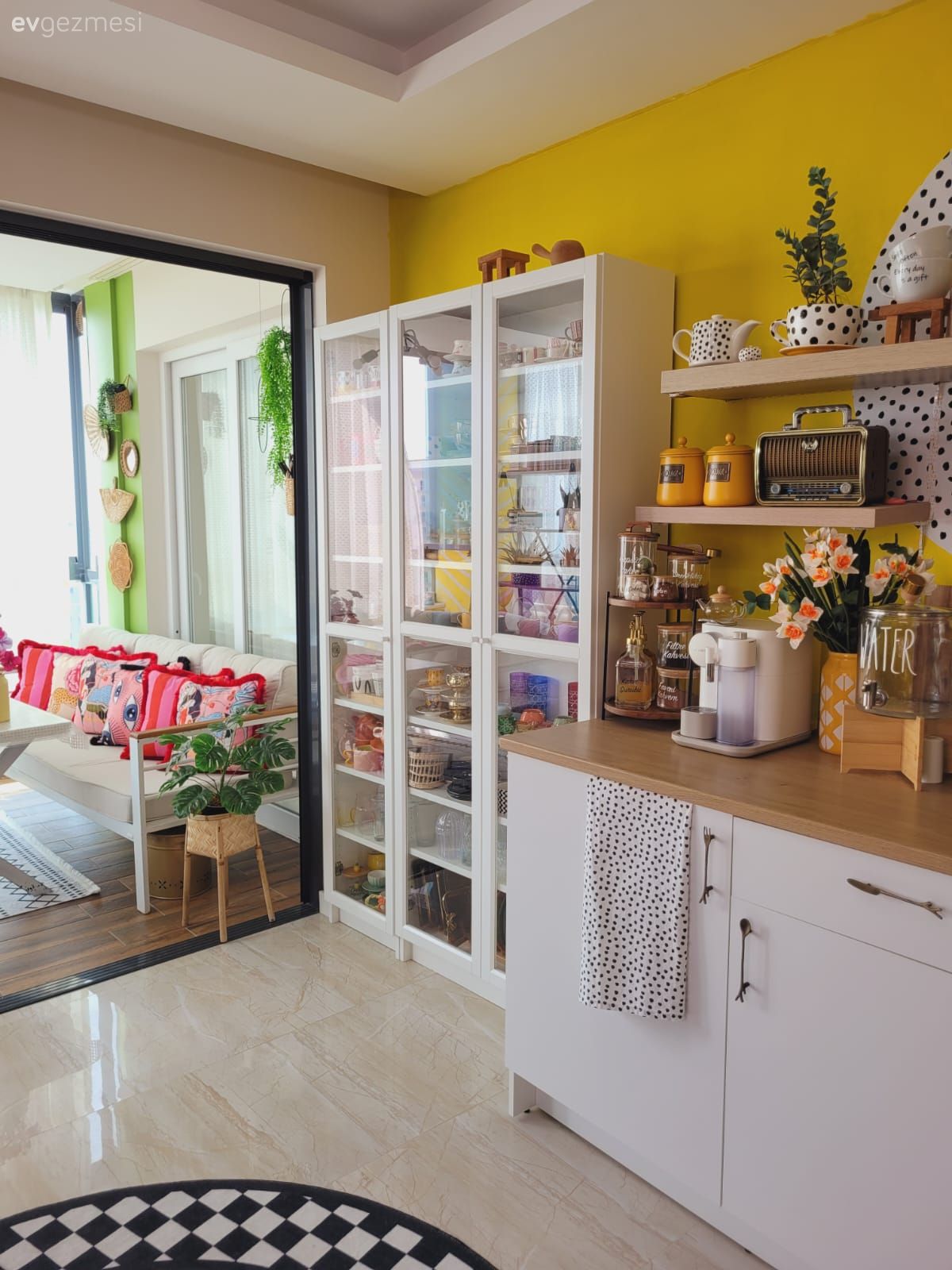 Ev Gezmesi: Gökkuşağı Kadar Renkli Hisseden Bir Mersin Dekoru!