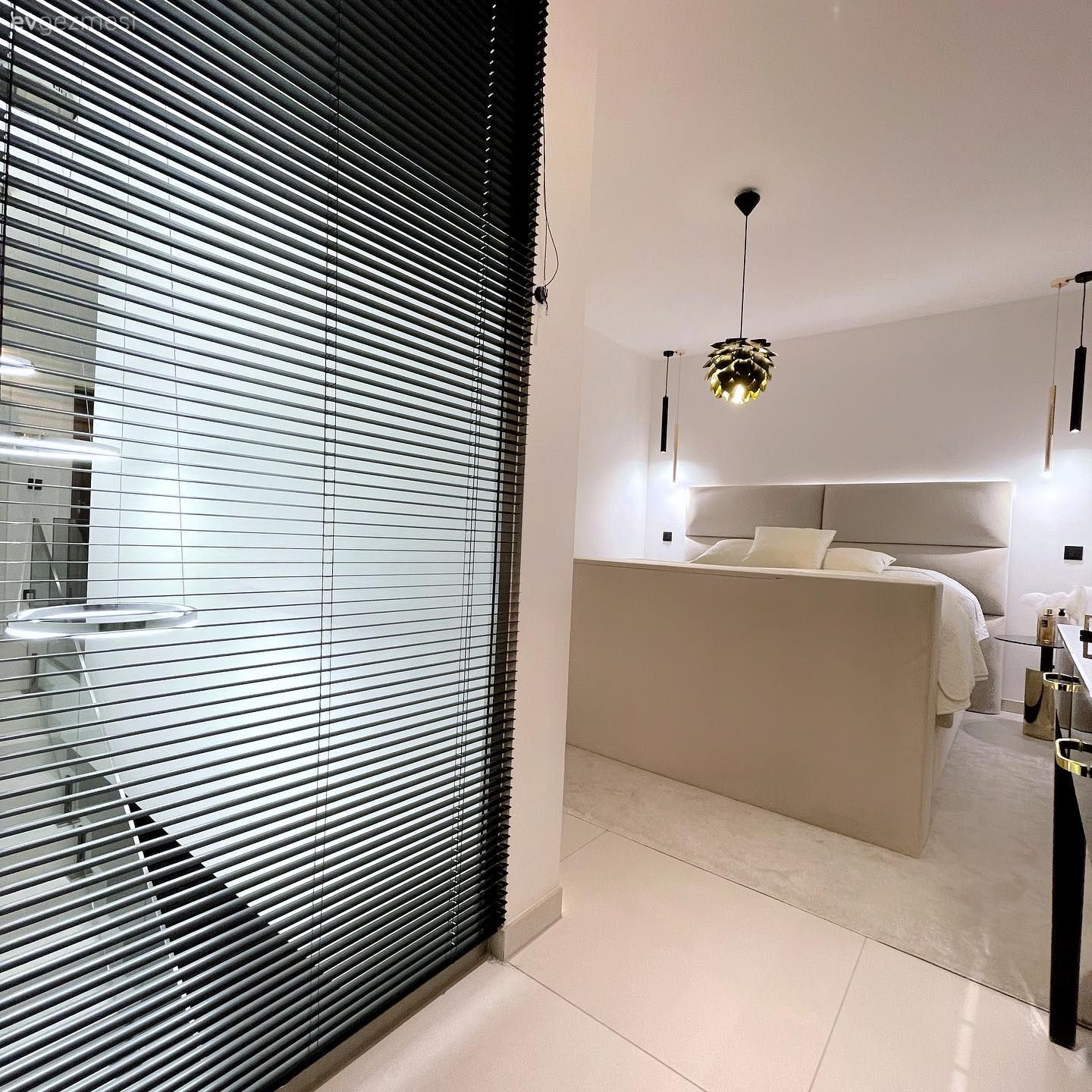 Bu Modern Evde Siyahın Gölgesi Beyaz, Beyazın Gölgesi De Siyah!