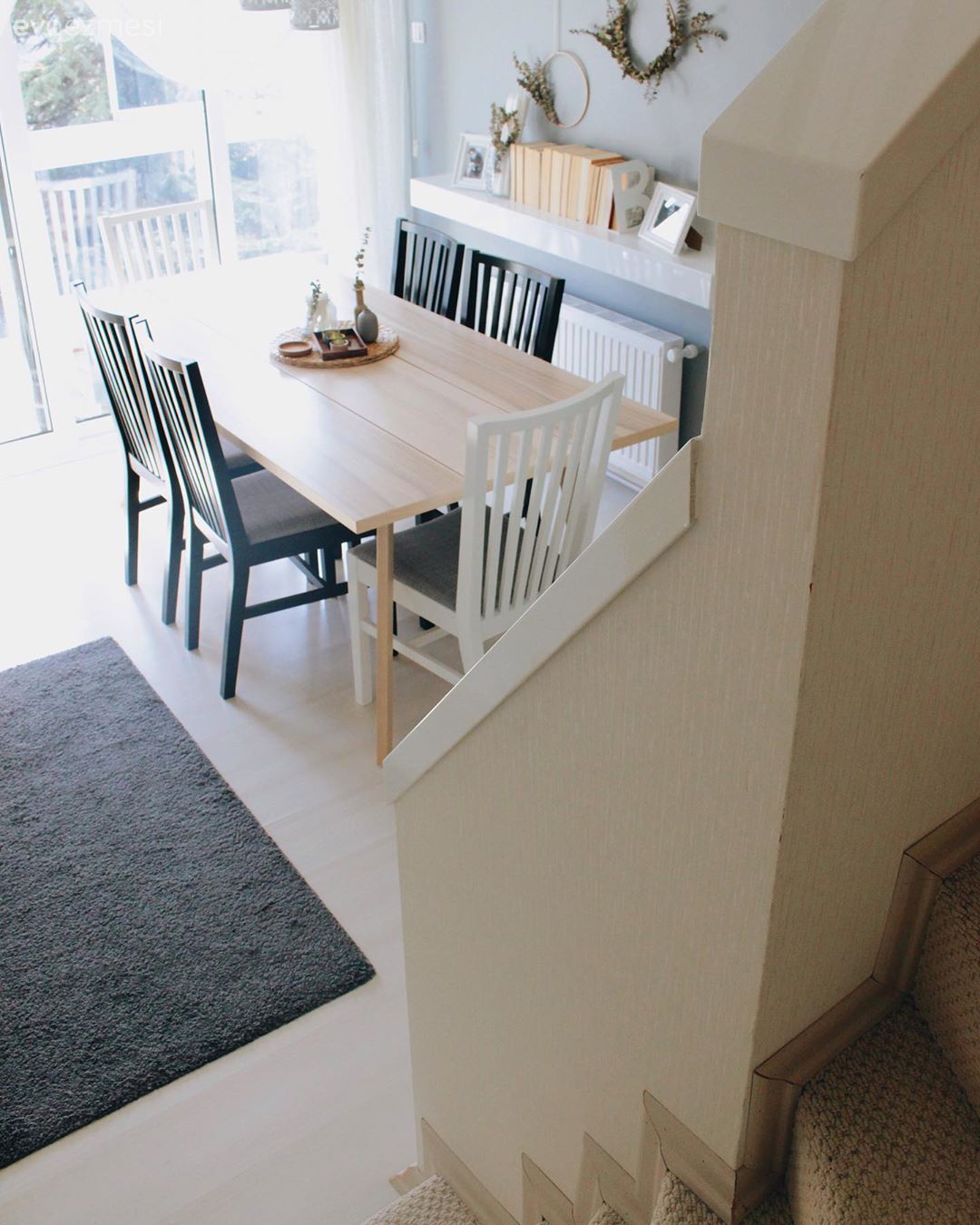 Dubleks evler, Beyaz, Siyah, Ahşap masa, Sandalye, Halı