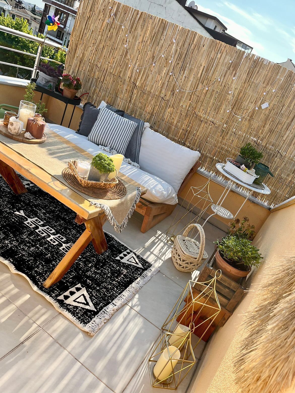Balkon, Teras, Ahşap Mobilya, Bambu çit, Beyaz, Siyah, Koltuk takımı, Balkon masası, Balkon halısı, Ev bitkisi, Saksı, Kırlent, Ev tekstili