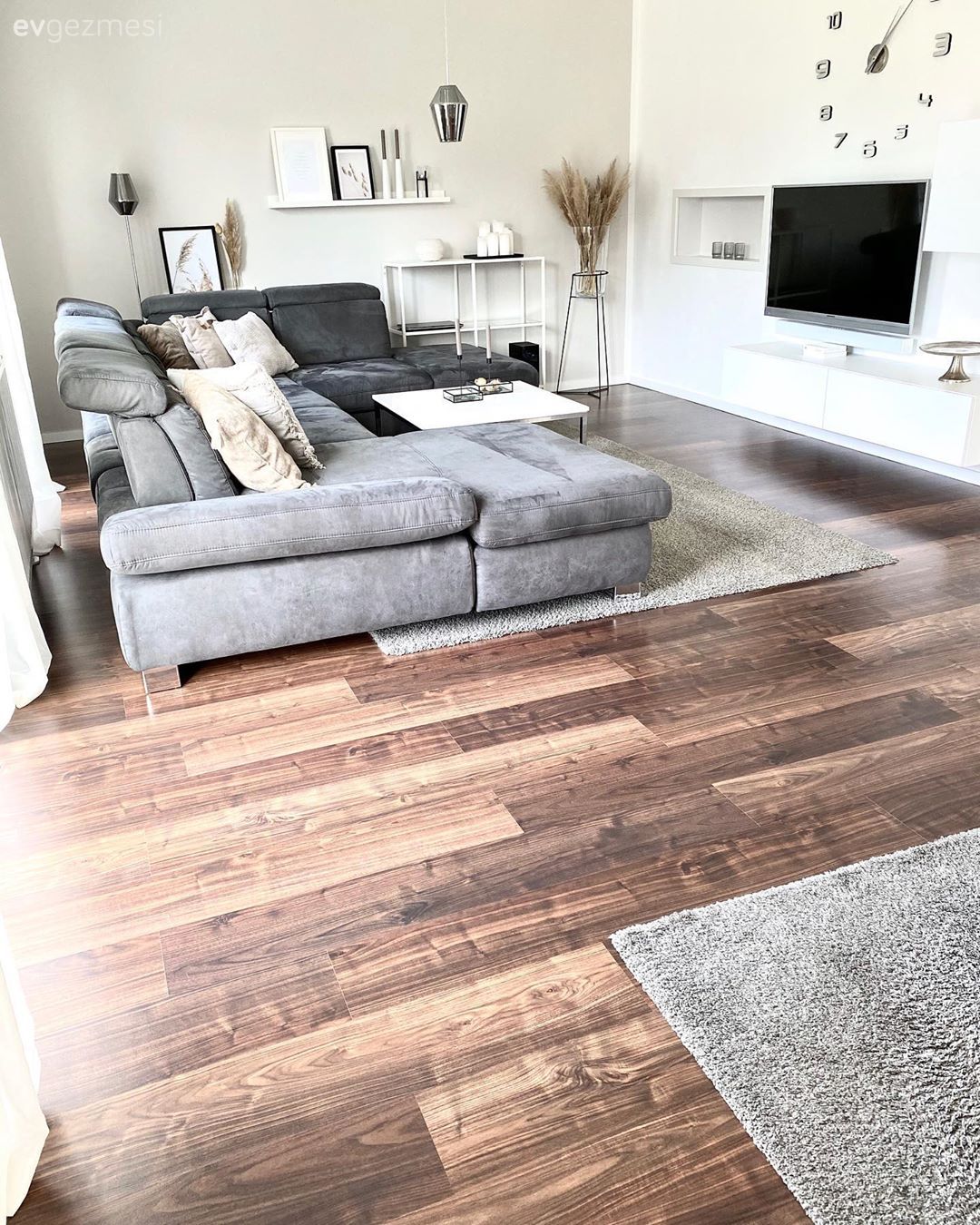 Bu Havadar Evin İçinde Açık Renkler Ahşaplarla Yoğrulmuş