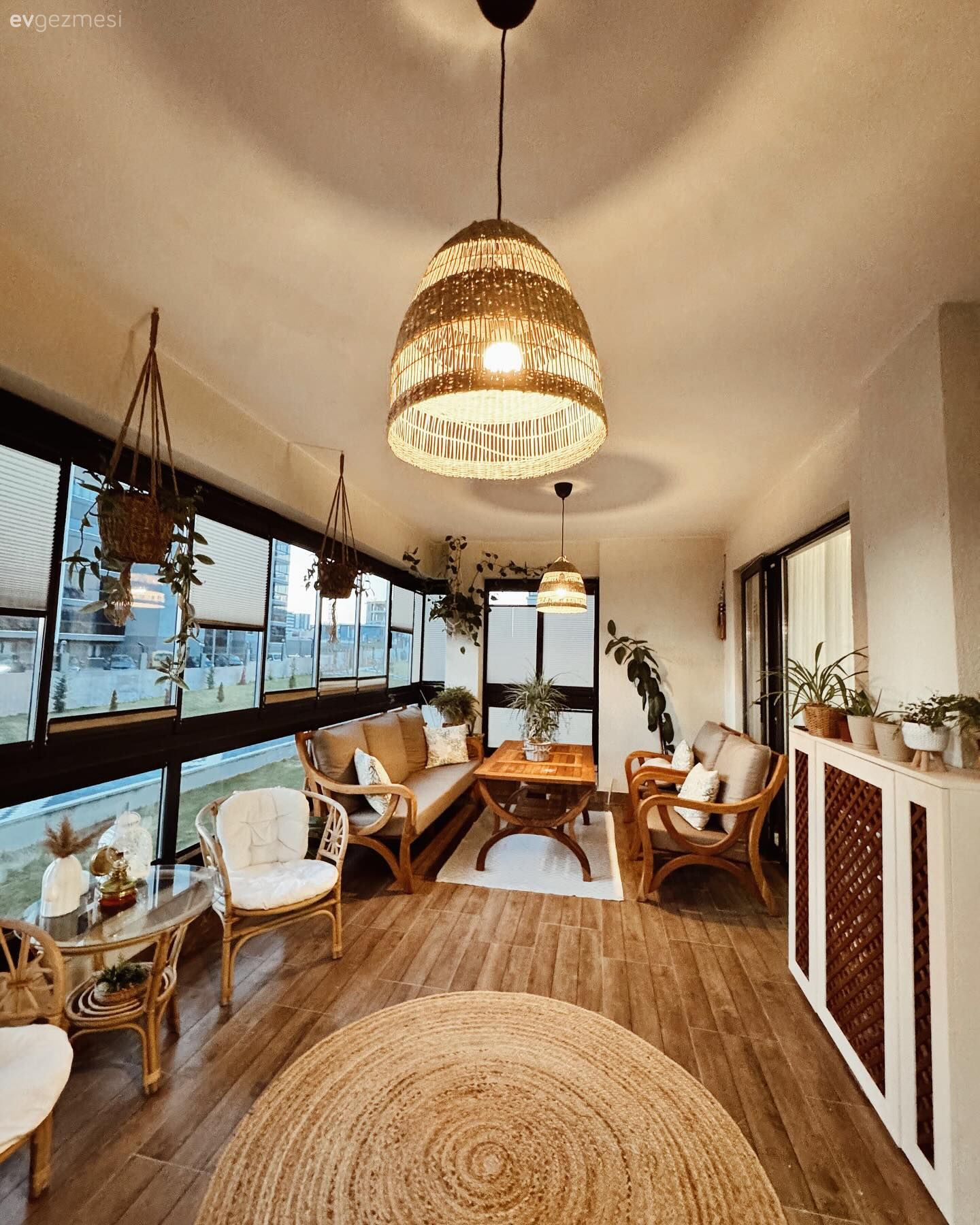 Bu Bohem Balkonda Bir Köşe Yemek Köşesi Diğeri de Sohbet Köşesi!