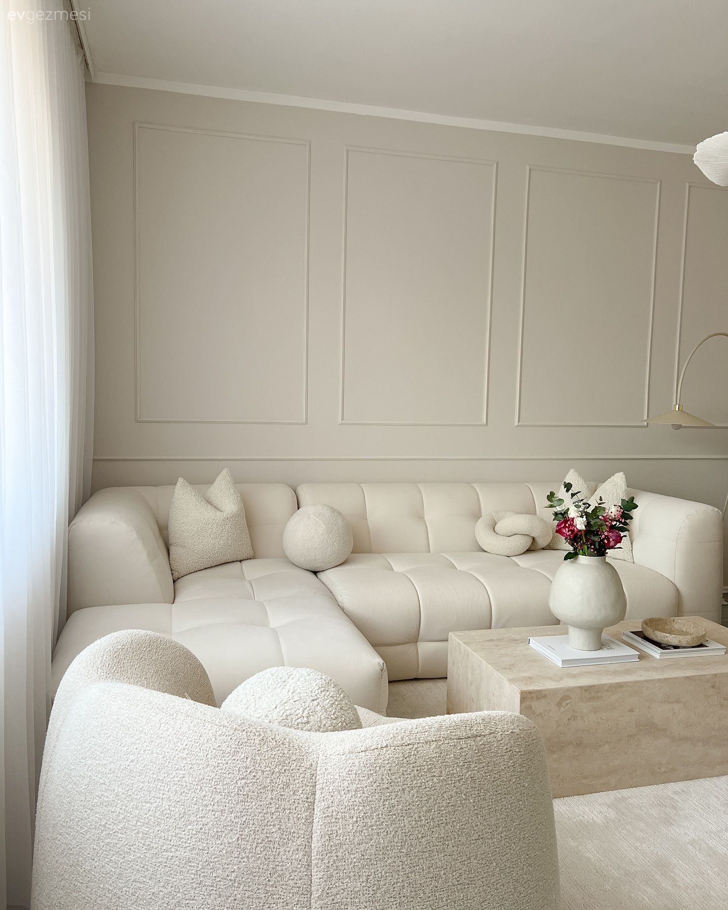 Beyazlara Aşık Bu Evde Yumuşak Hatlar Belirgin