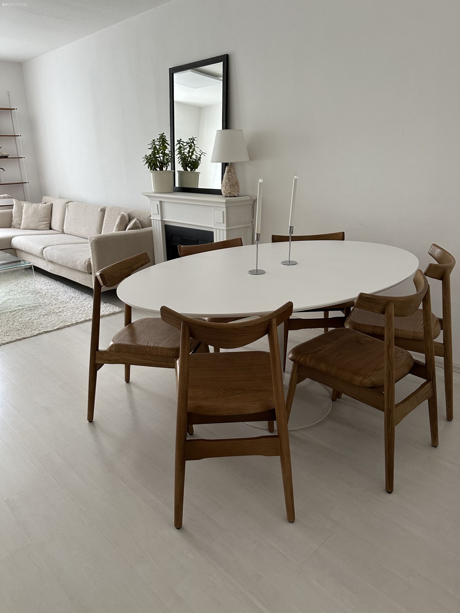 Yuvarlak Masanın Etkisiyle Daha Samimi Görünen İskandinav Bir Dekor!