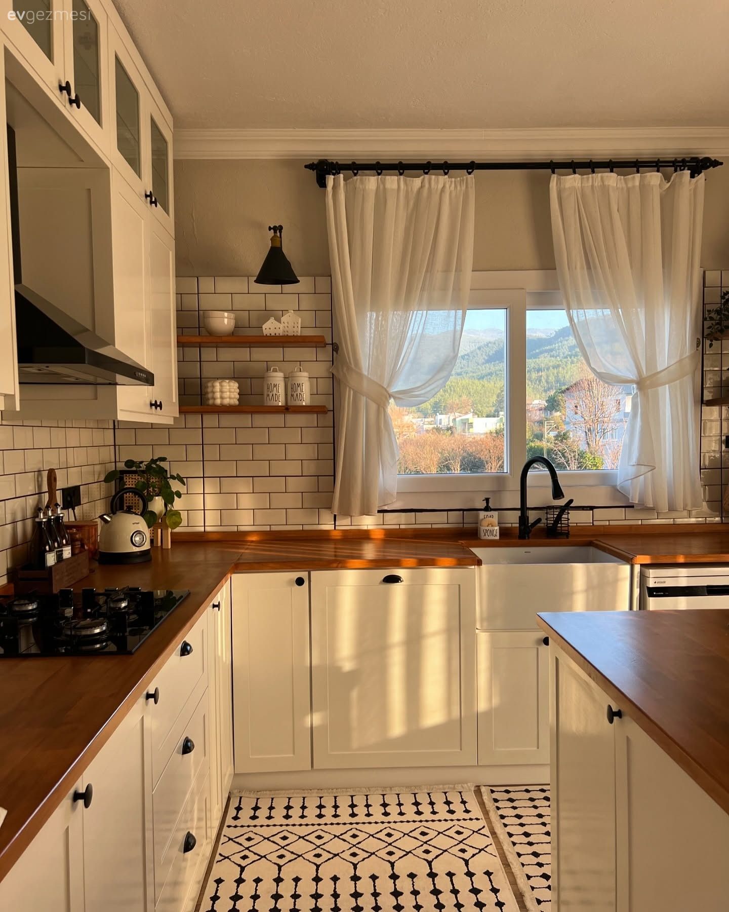 Mutfak, İskandinav, Country, Beyaz, Ahşap Mobilya, Metro seramik, Seramik, Mutfak rafı, Mutfak perdesi, Mutfak tülü, Mutfak aksesuarları, Ada mutfak, Eviye , Davlumbaz, Ahşap mutfak tezgahı, Mutfak tezgahı