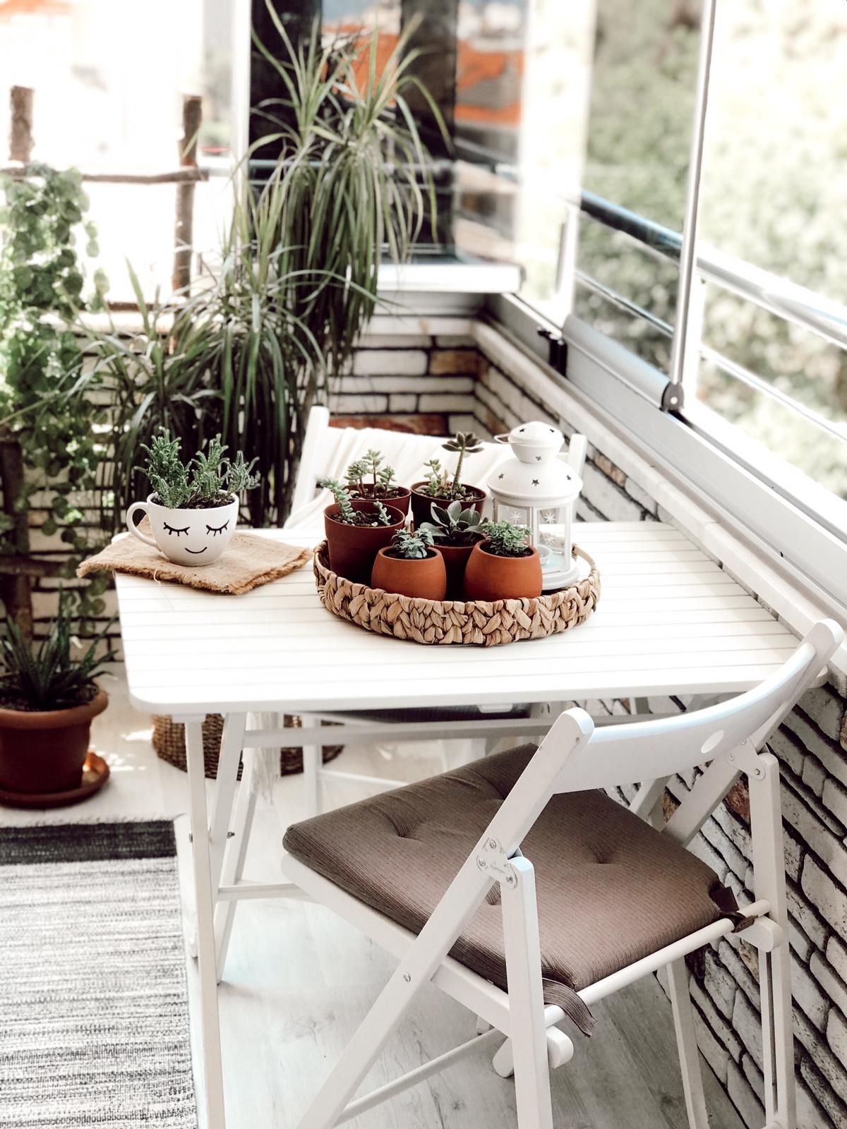 Balkon, Beyaz, Sandalye, Balkon masası, Balkon duvar dekorasyonu, Balkon çiçekleri