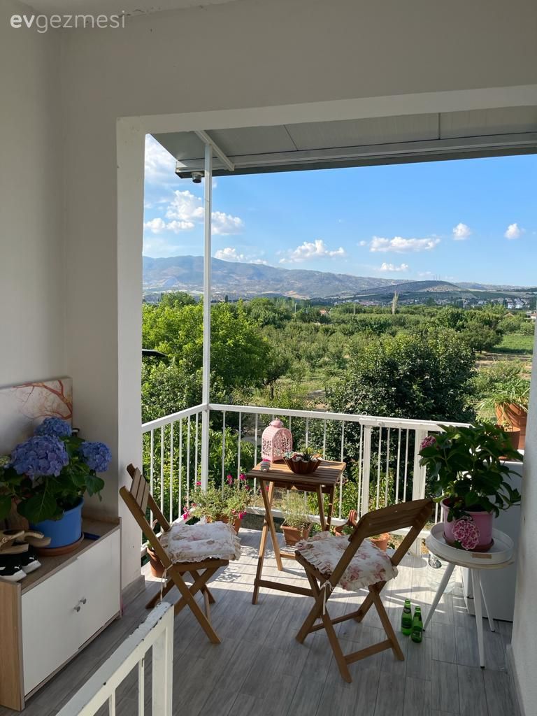 Balkon, Balkon masası, Sandalye, Balkon çiçekleri, Balkon zemini, Saksı, Ev bitkisi