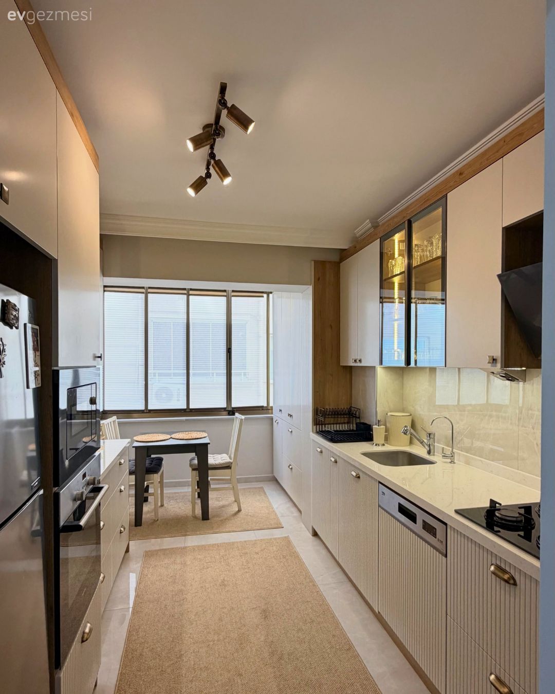 Mutfak, Koridor tipi mutfak, Krem, Bej, Beyaz, Siyah, Cam kapaklı dolap, Mutfak tezgahı, Mutfak tezgah arası, Jüt halı, Halı, Ankastre, Mutfak zemin seramikleri, Spot aydınlatma, Aydınlatma, Eviye , Mutfak aksesuarları