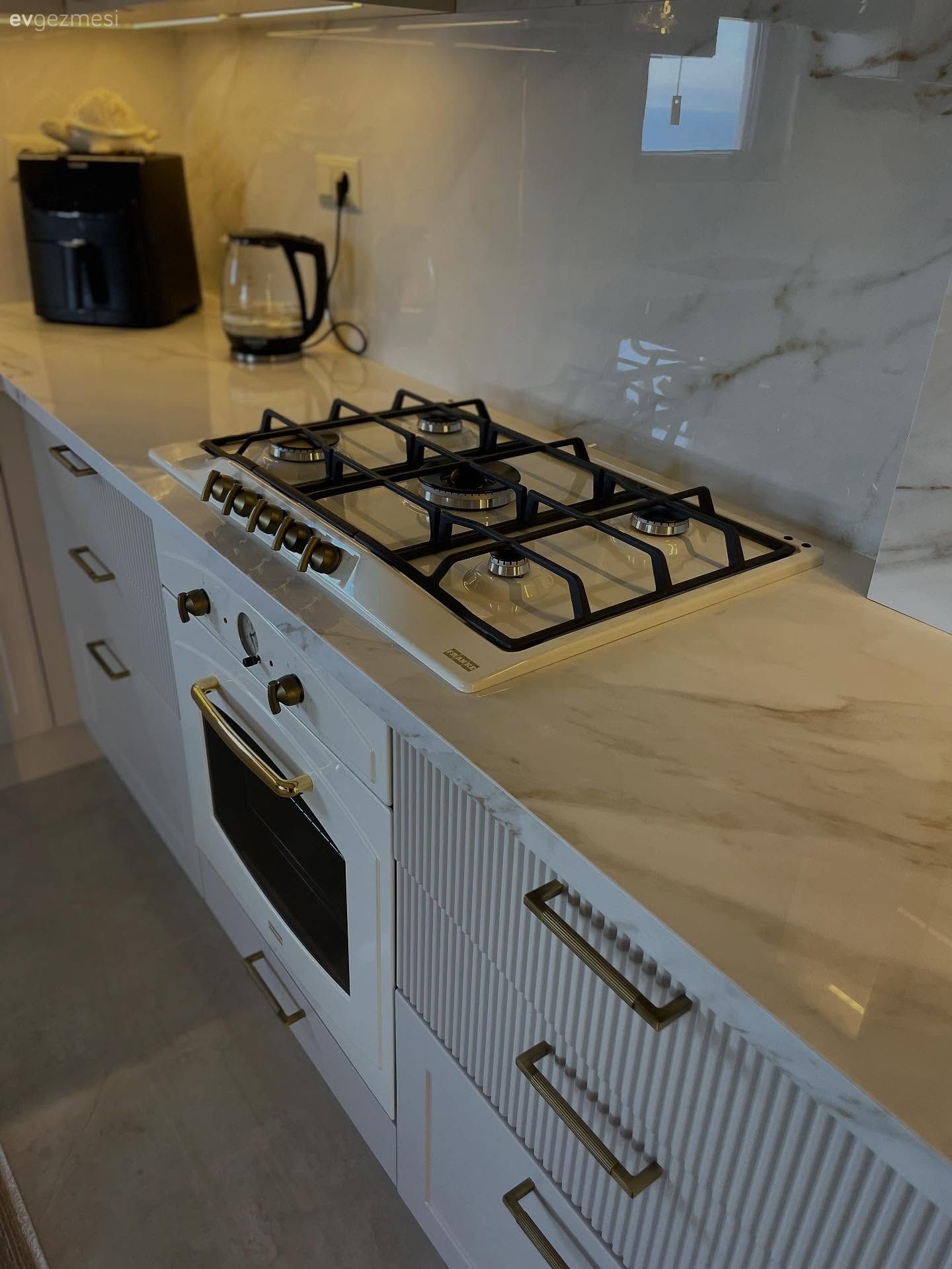 Porselen tezgah, Mutfak tezgahı, Mutfak, Mutfak tezgah arası, Lambri, Ocak, Mutfak aksesuarları, Ankastre, Beyaz